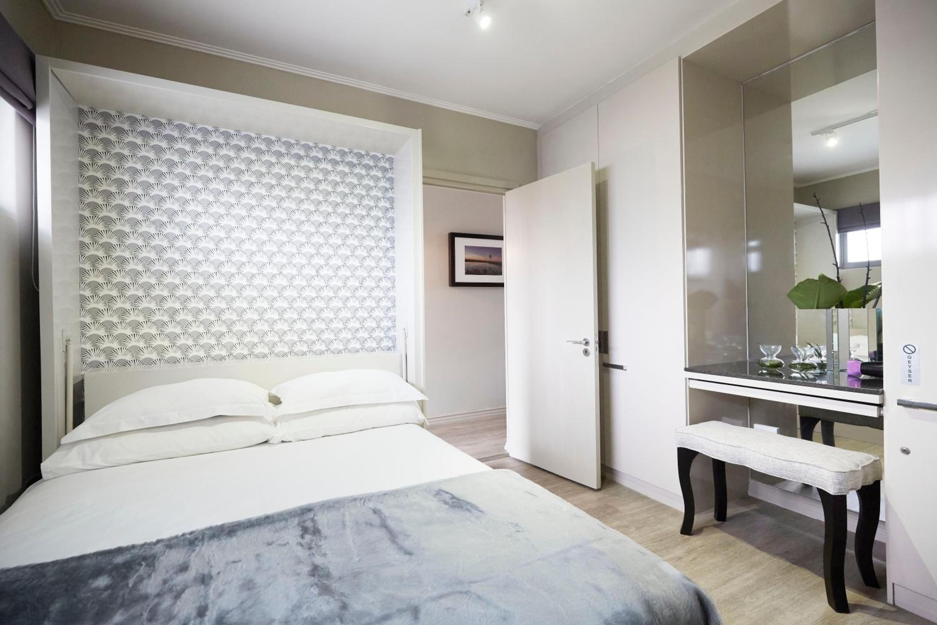 Executive Suite - Photo 4