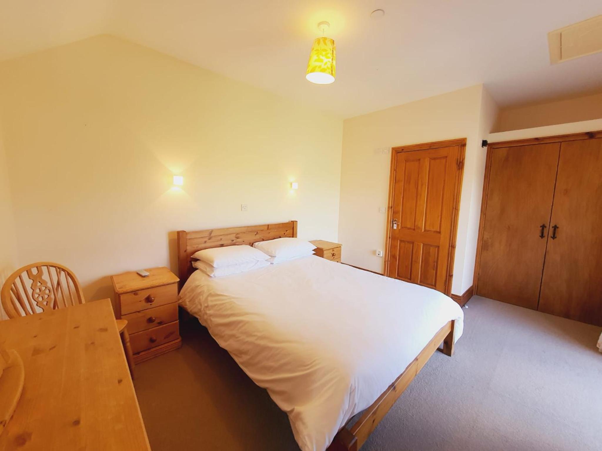 Five-Bedroom House photo 1