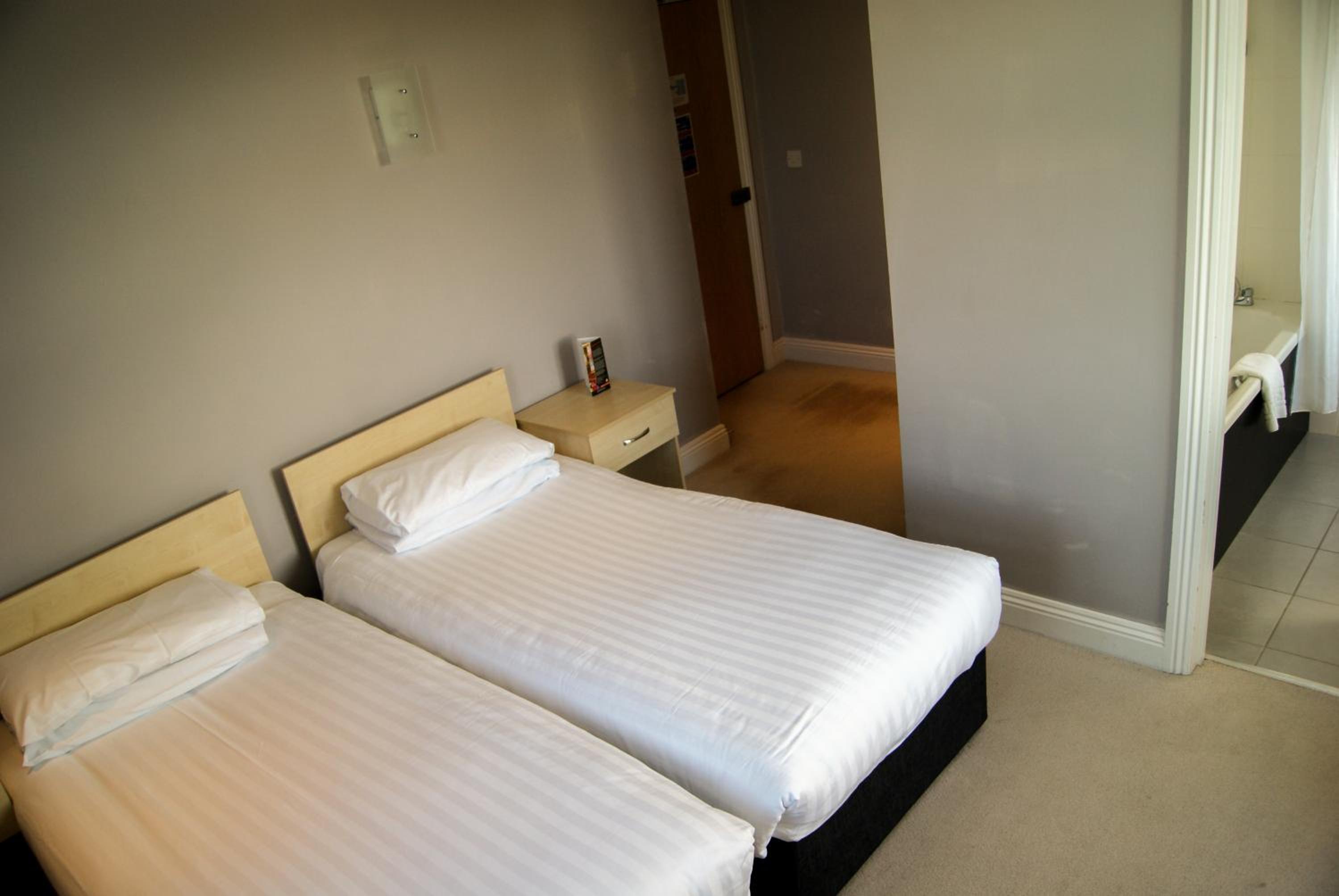 Standard Twin Room - Photo 5