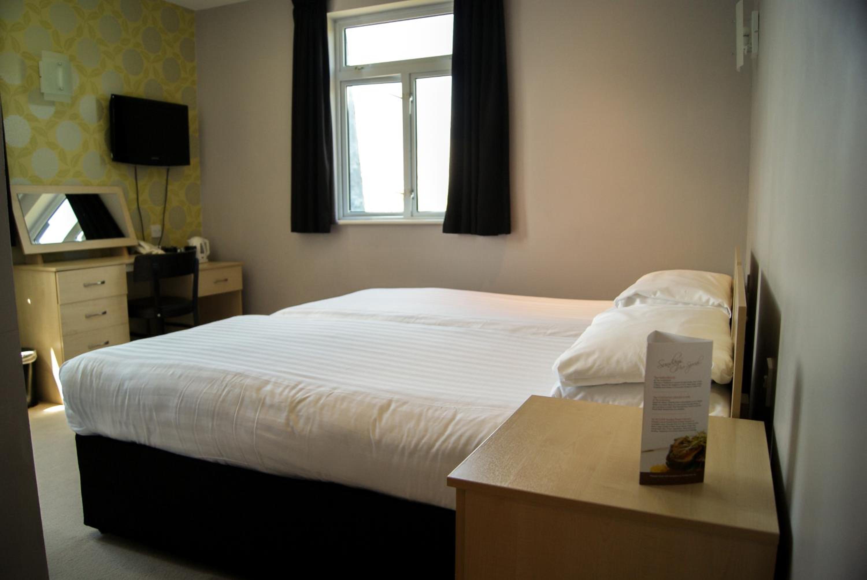 Standard Twin Room - Photo 4