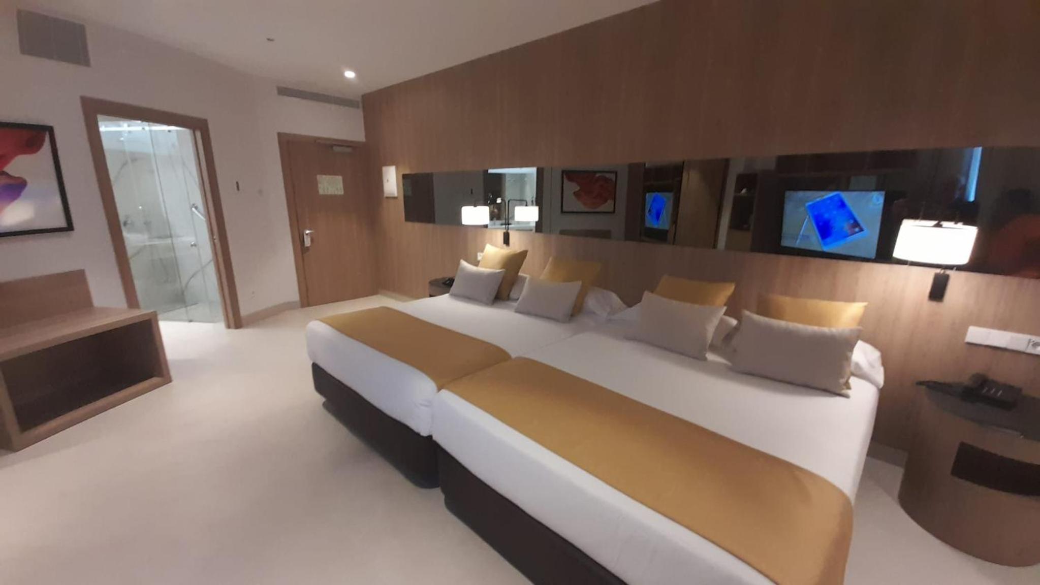 Executive Queen Room with Two Queen Beds - Photo 2