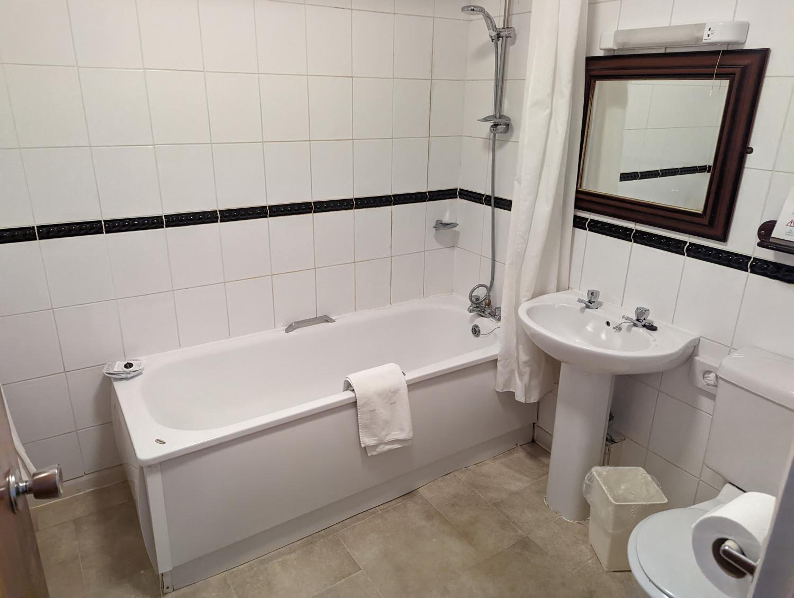 Double or Twin Room - Photo 4