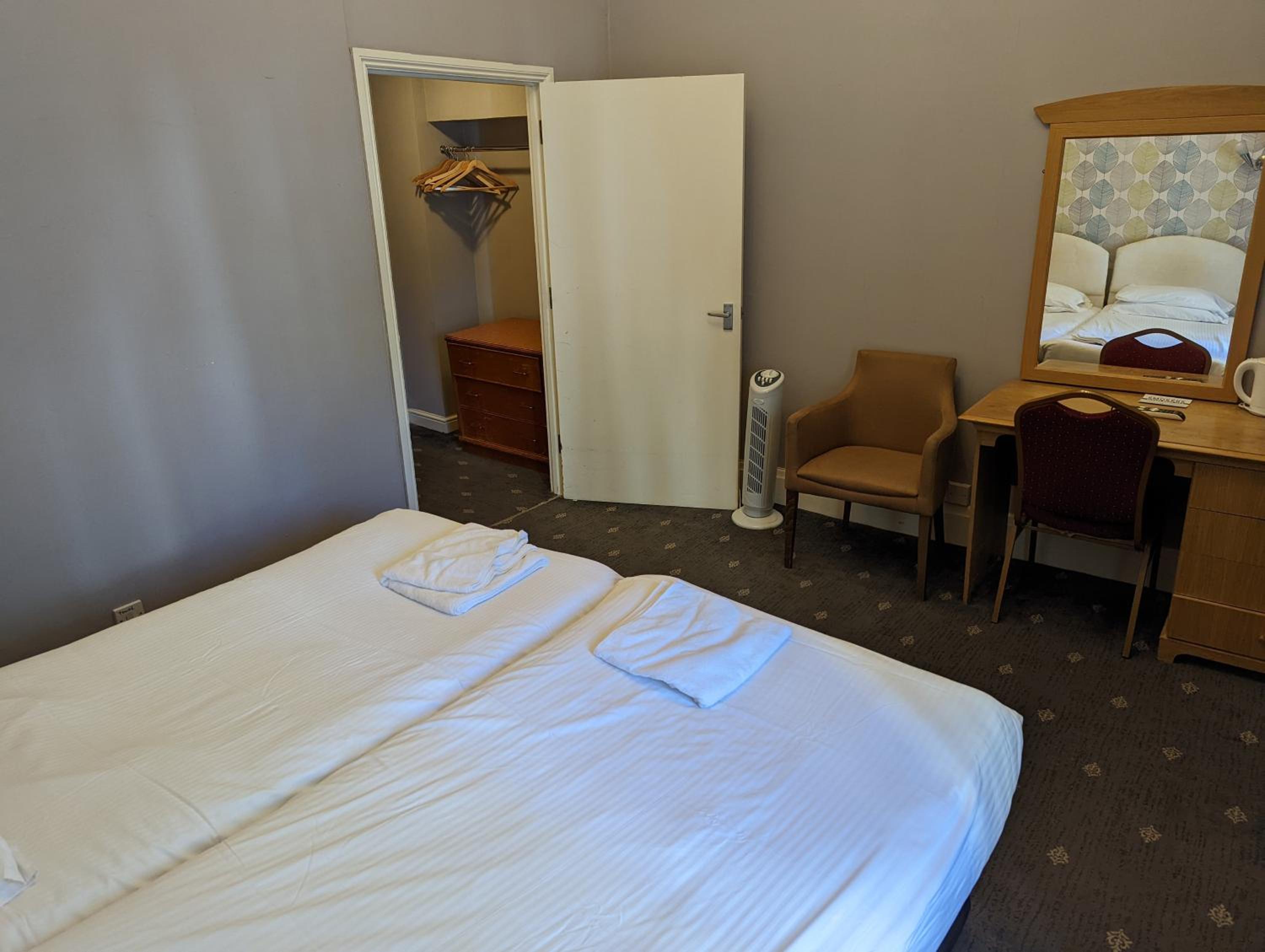 Double or Twin Room - Photo 5