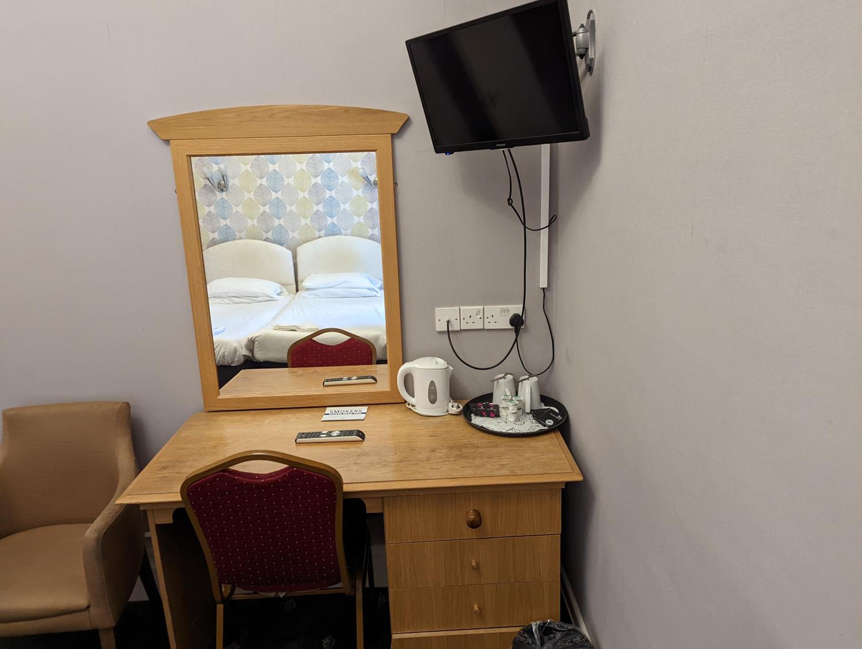 Double or Twin Room - Photo 6