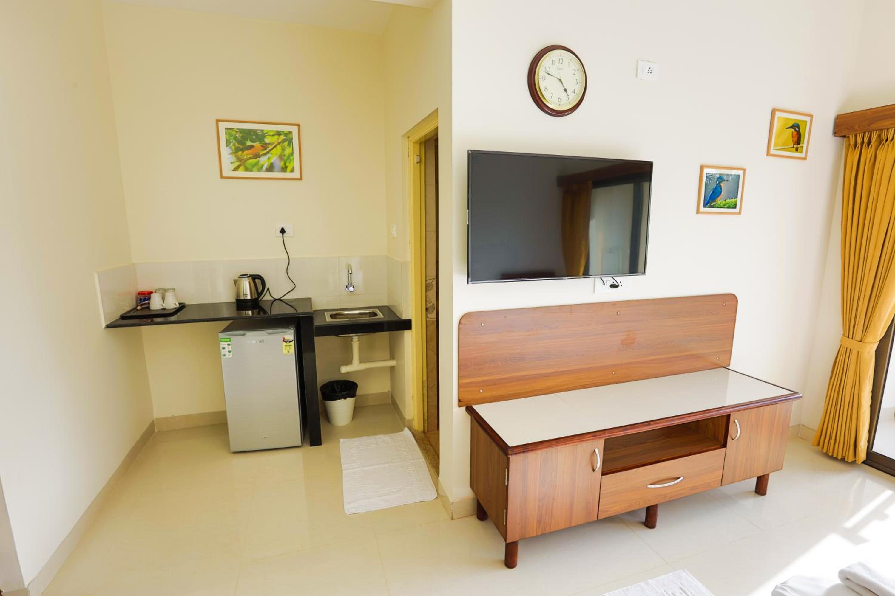 Deluxe Room with Pool View - Photo 5