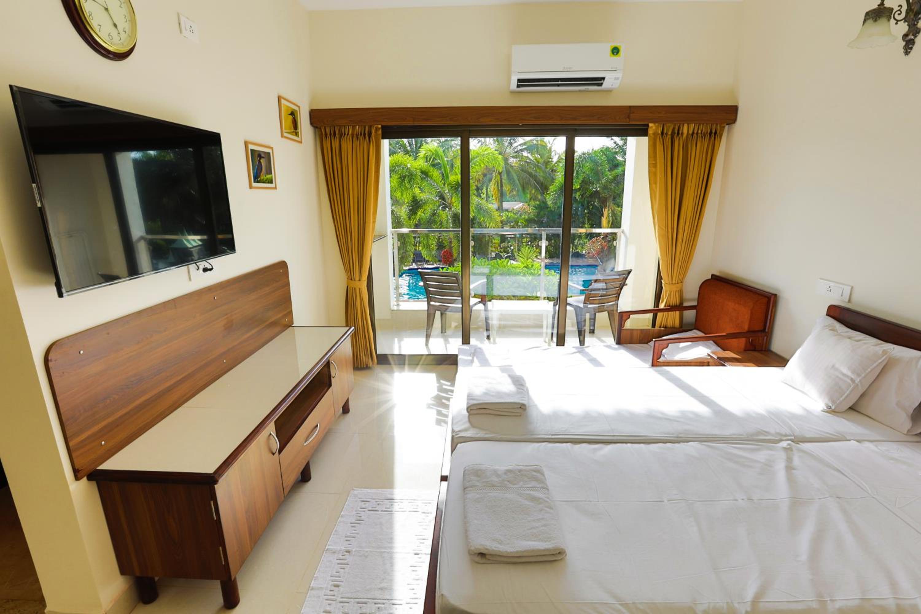 Deluxe Room with Pool View - Photo 8