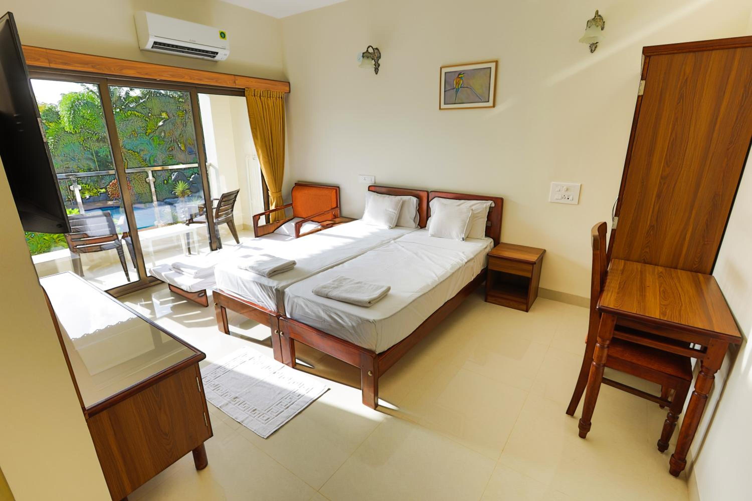 Deluxe Room with Pool View - Photo 4