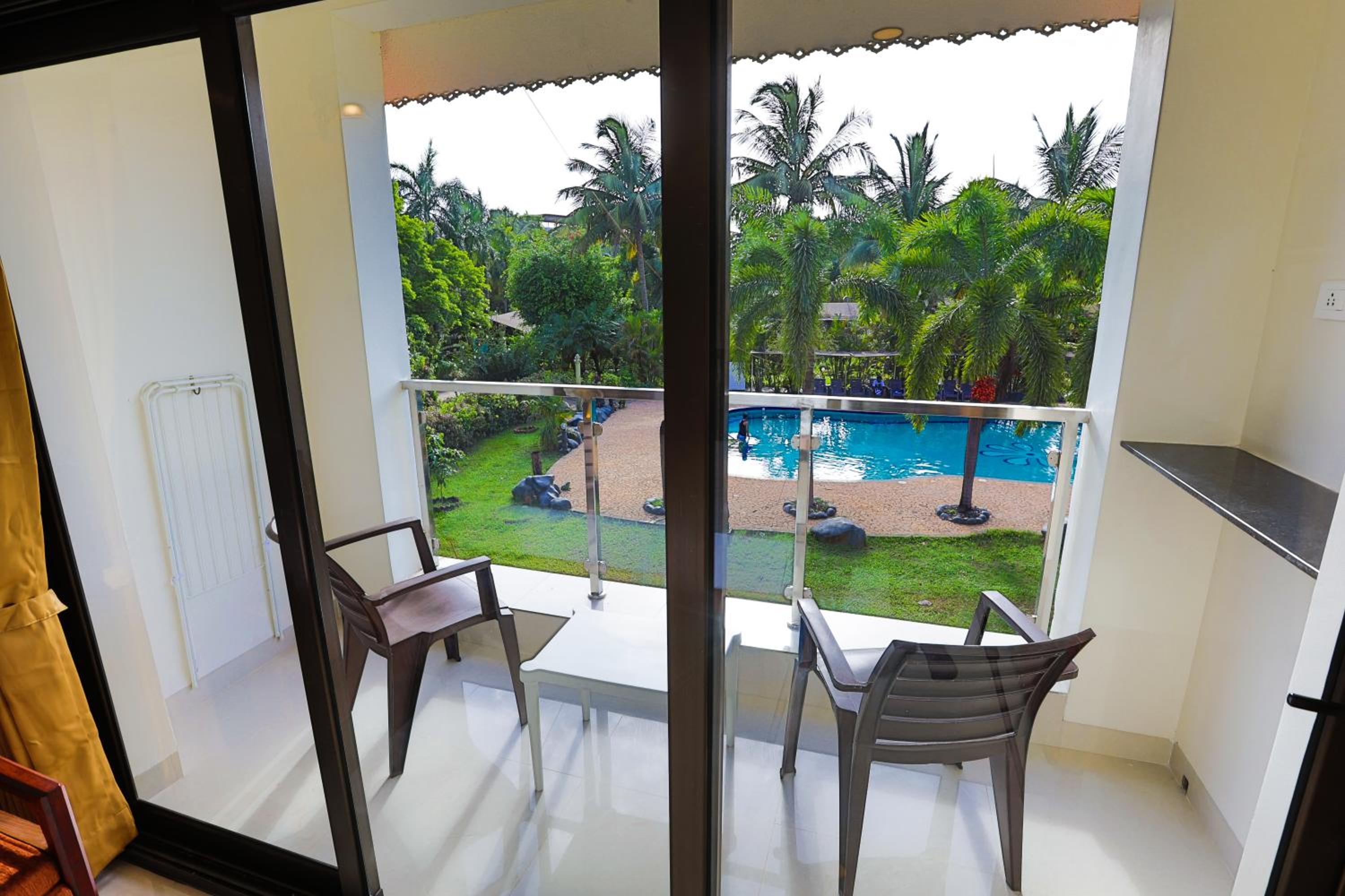 Deluxe Room with Pool View - Photo 3