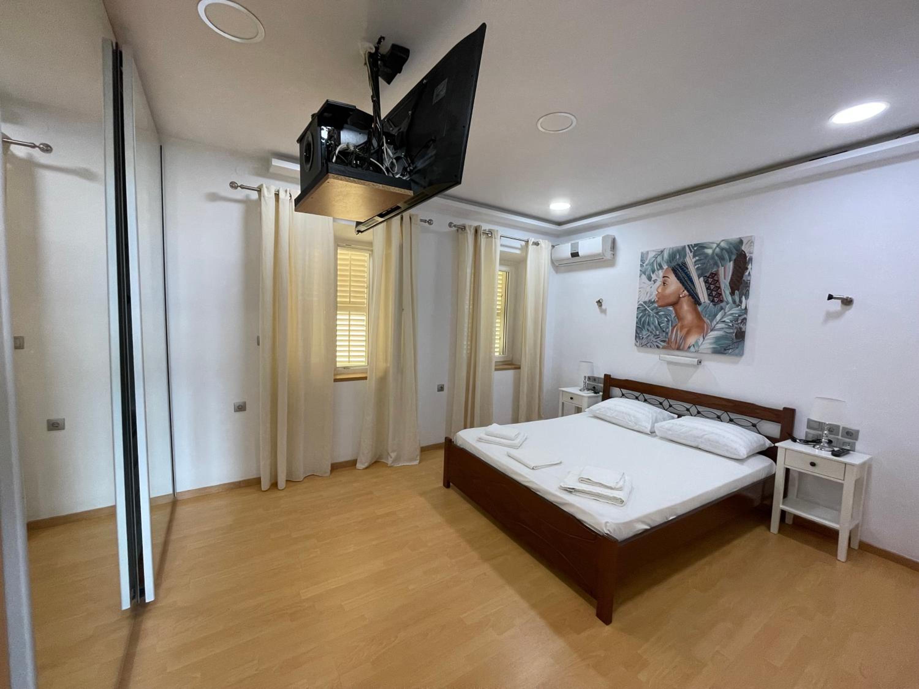 One-Bedroom Apartment - Photo 2