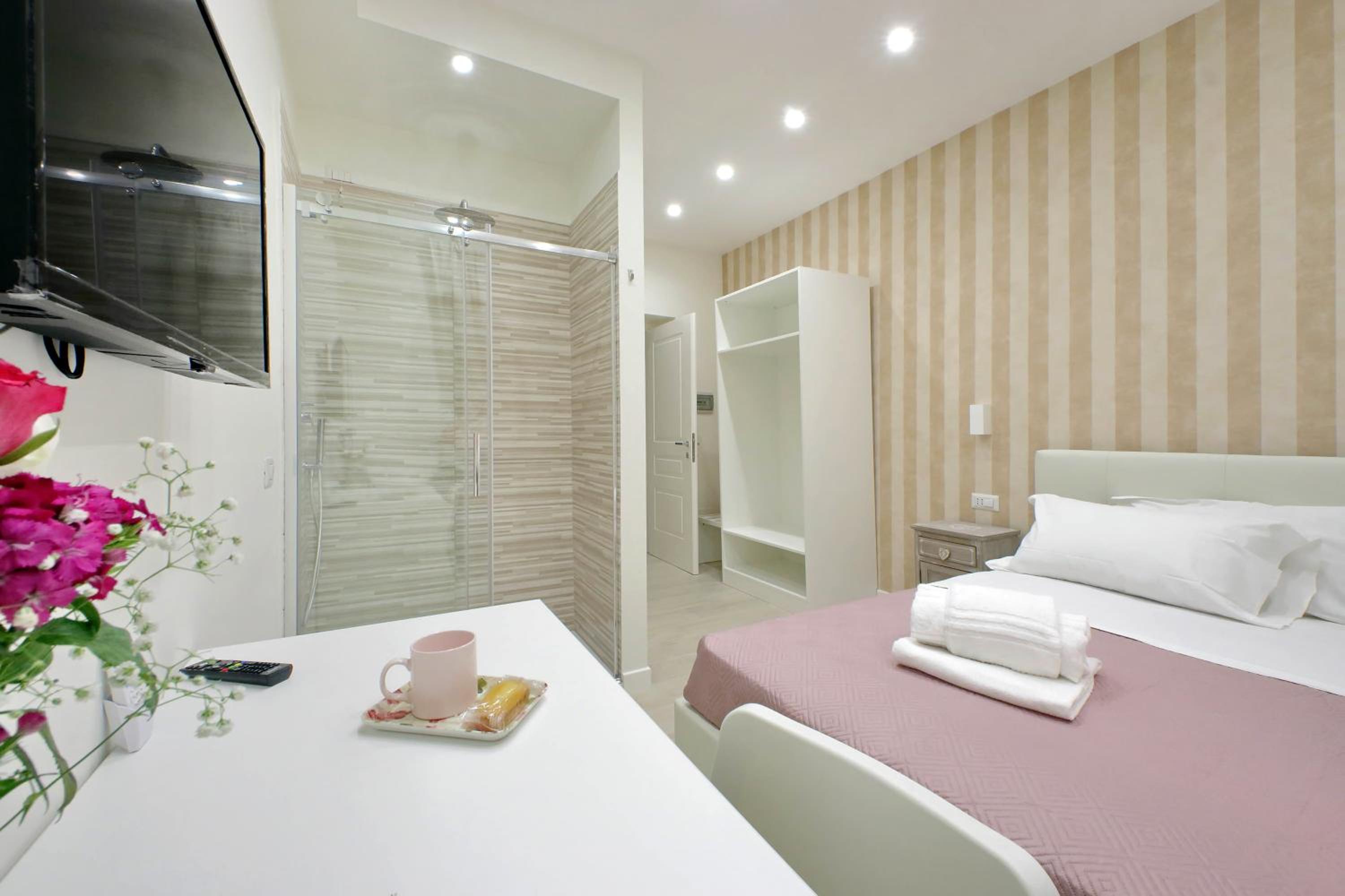 Double Room with Private Bathroom photo 2