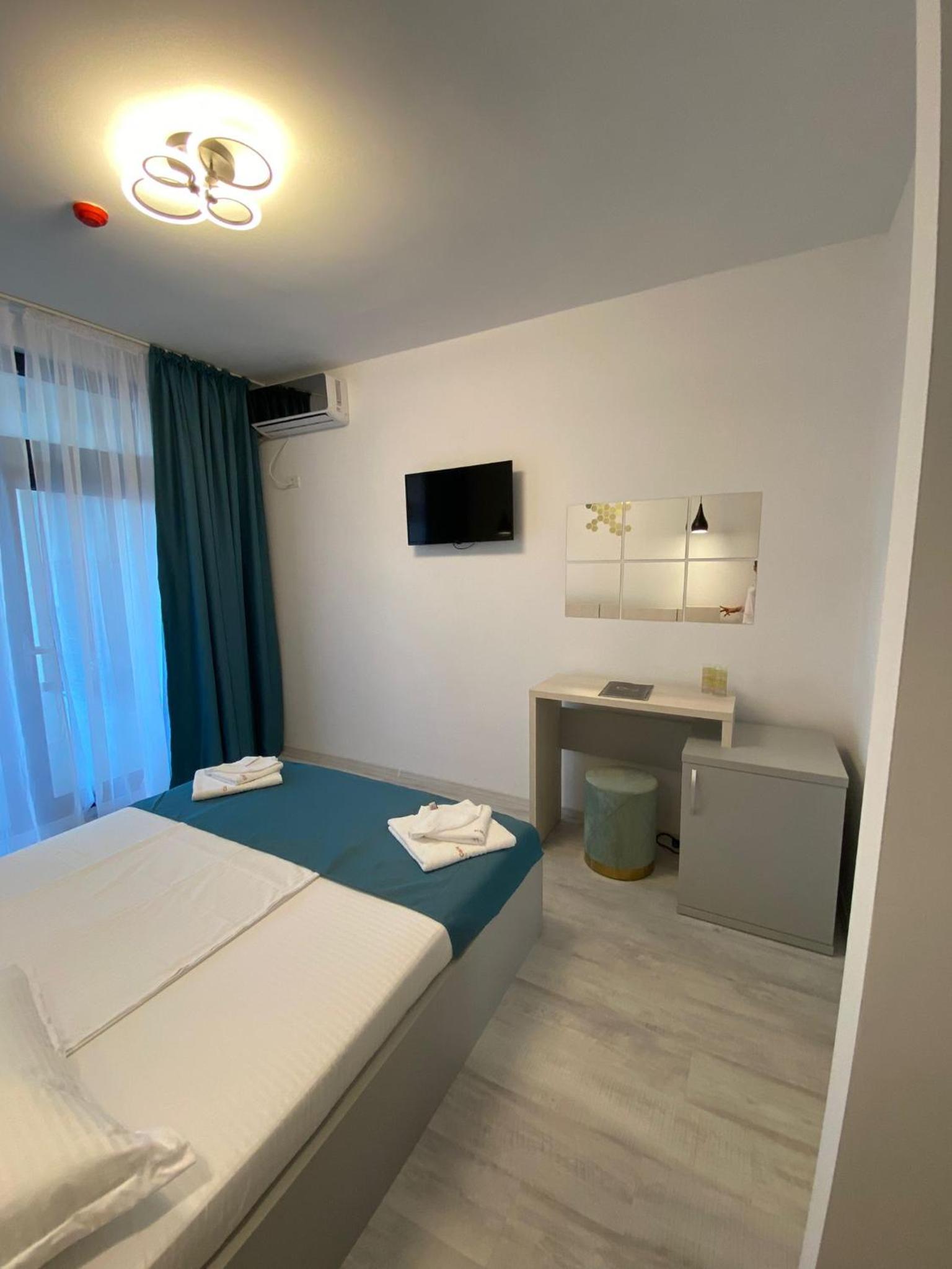 Double Room with Balcony - Photo 18