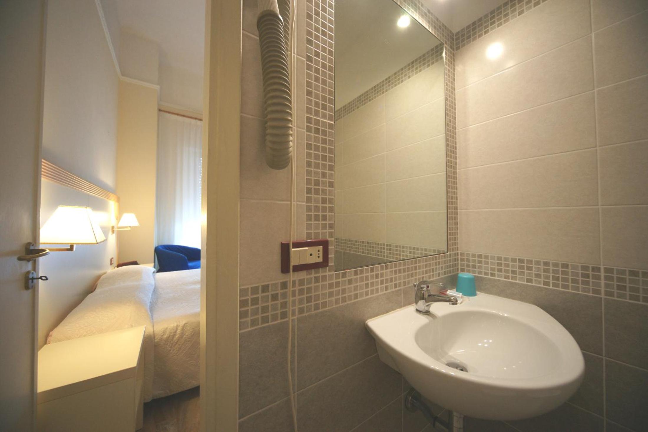 Double or Twin Room with Sea View - Photo 4
