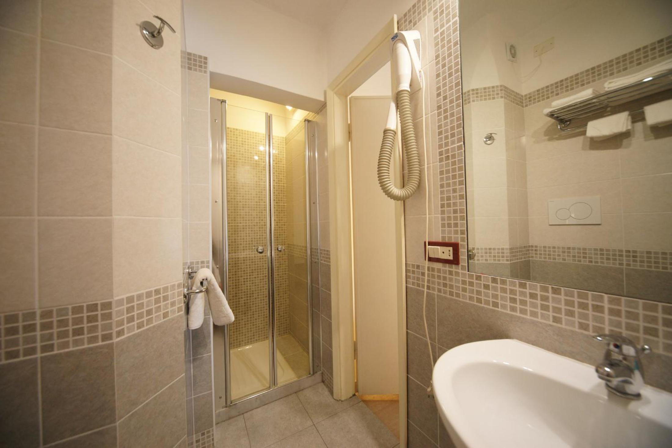 Double or Twin Room with Sea View - Photo 3