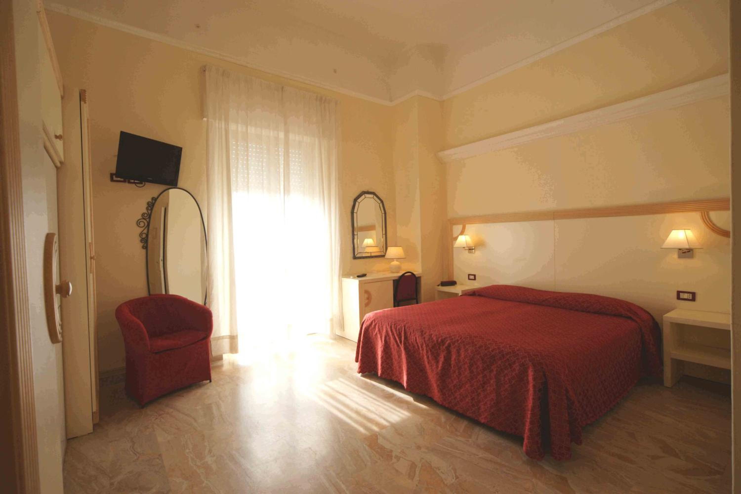 Quadruple Room with Sea View - Photo 6