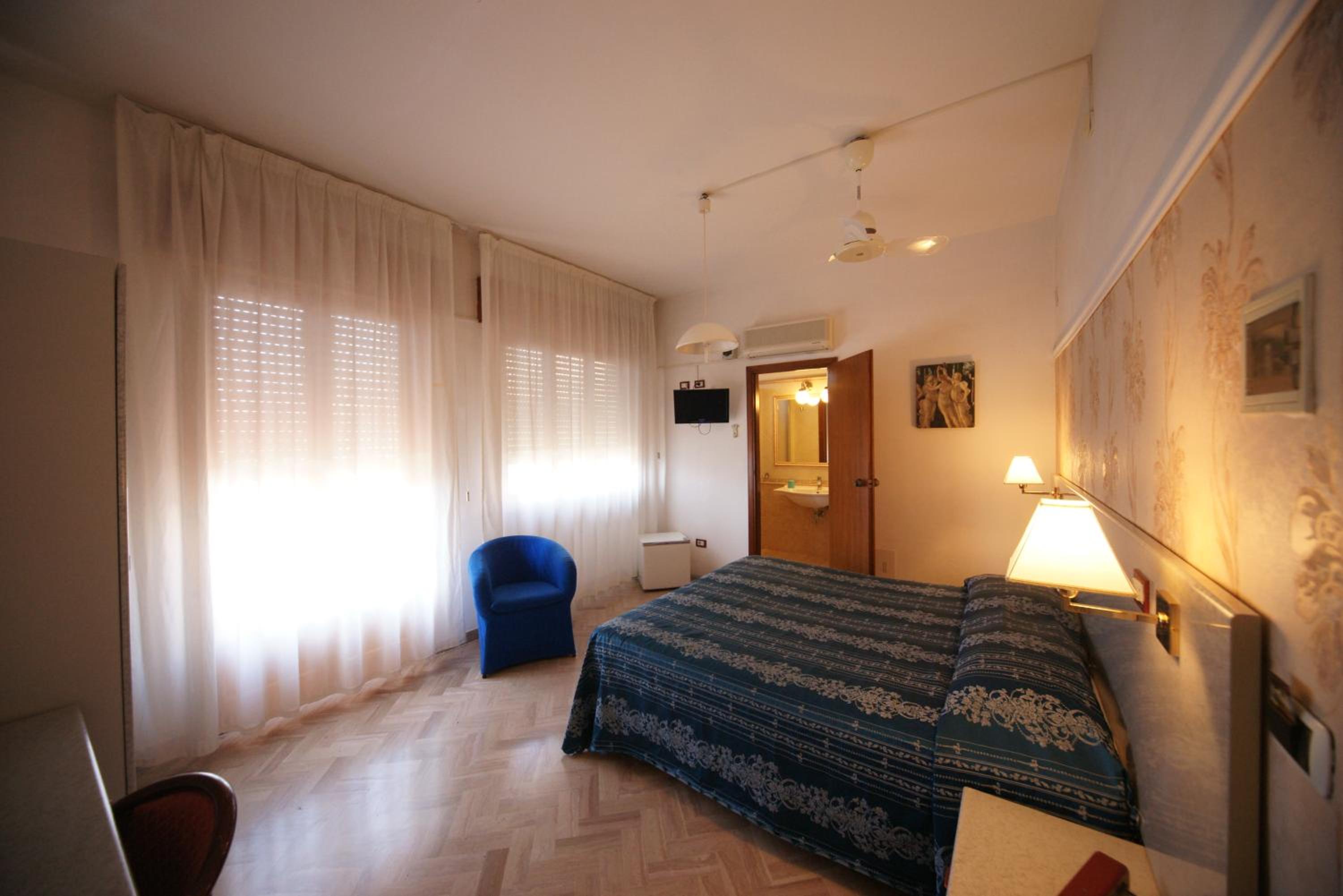 Double or Twin Room with Sea View - Photo 8