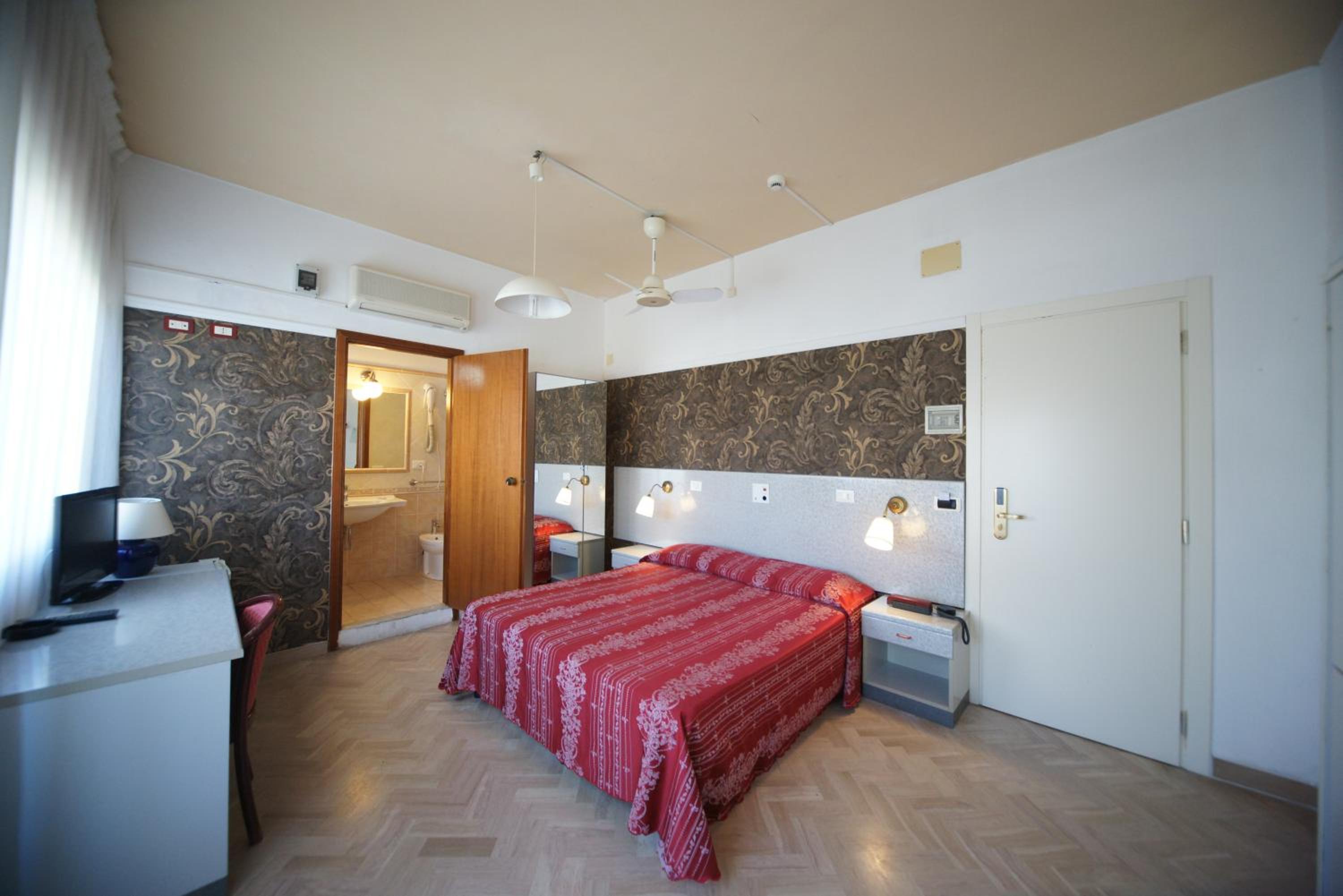 Double or Twin Room with Sea View - Photo 9