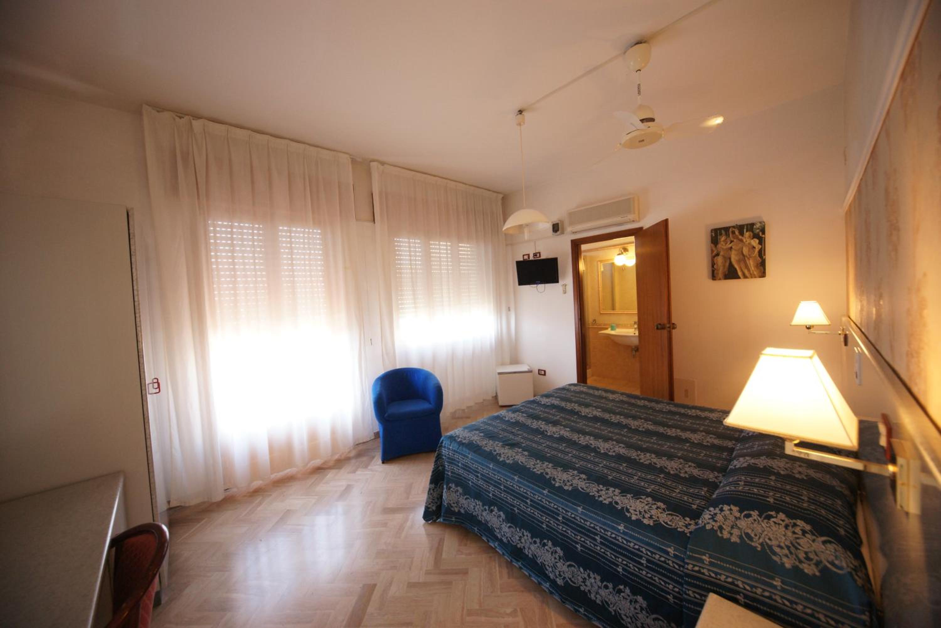 Double or Twin Room with Sea View - Photo 10