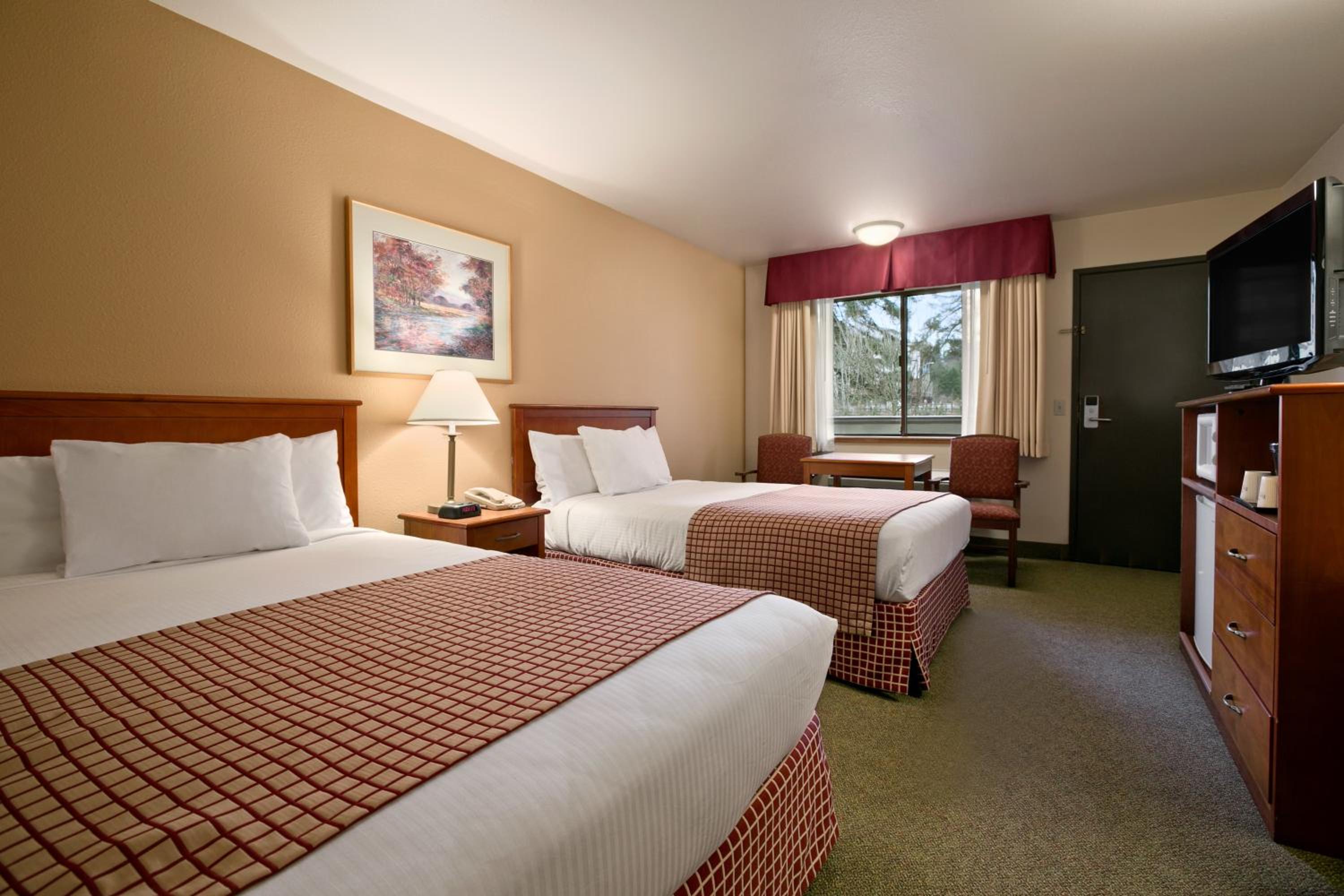 Queen Room with Two Queen Beds - Non-Smoking - Photo 4