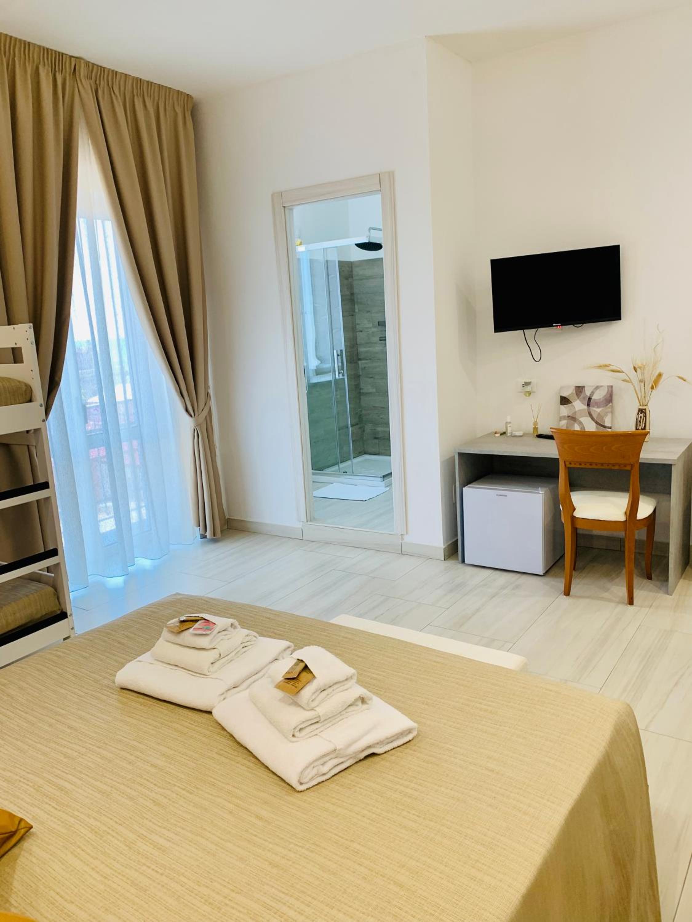 Quadruple Room with Sea View - Photo 2