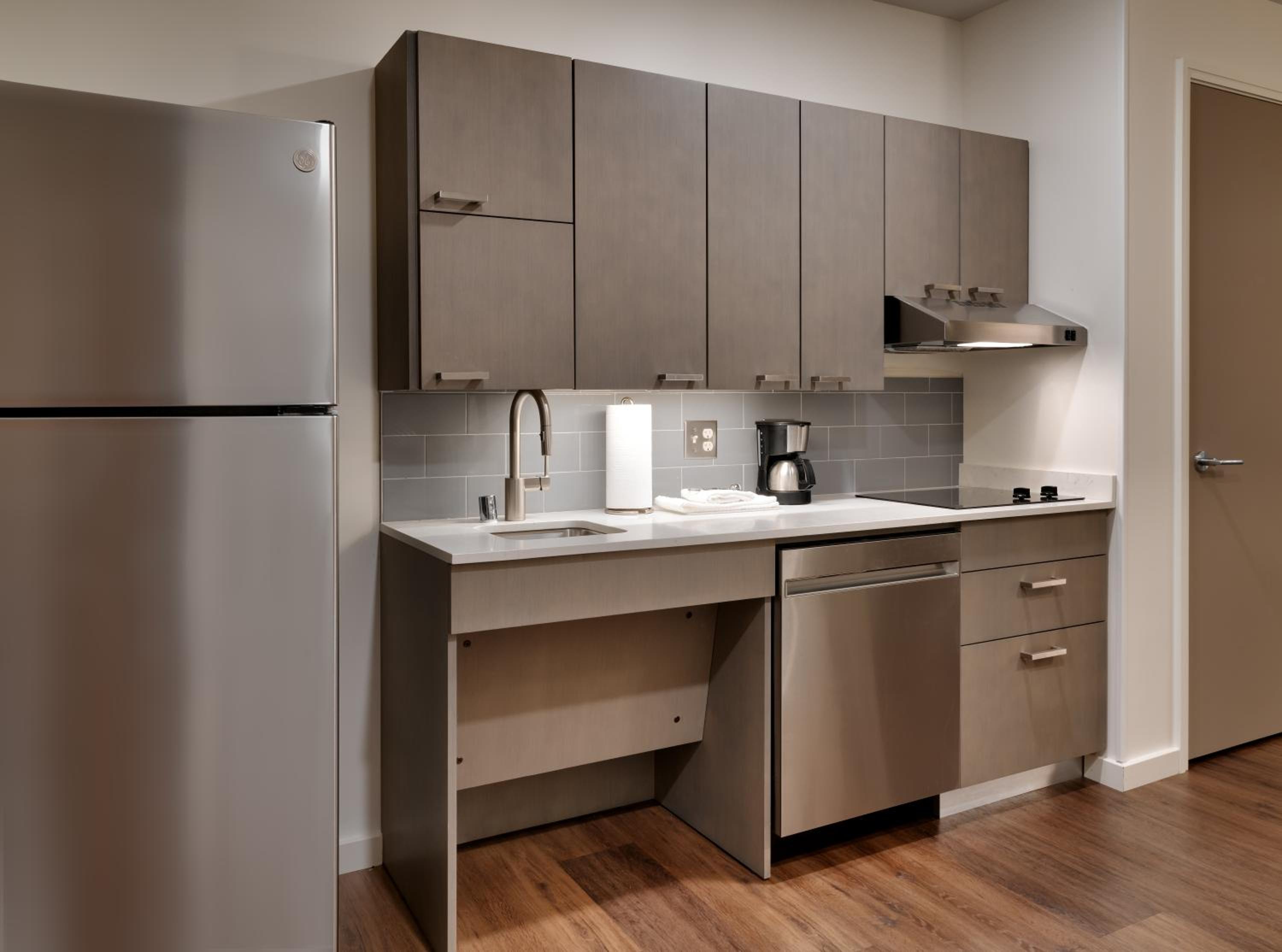 One-Bedroom King Suite with Sofa Bed, Kitchen and Tub - Disability Access - Photo 2