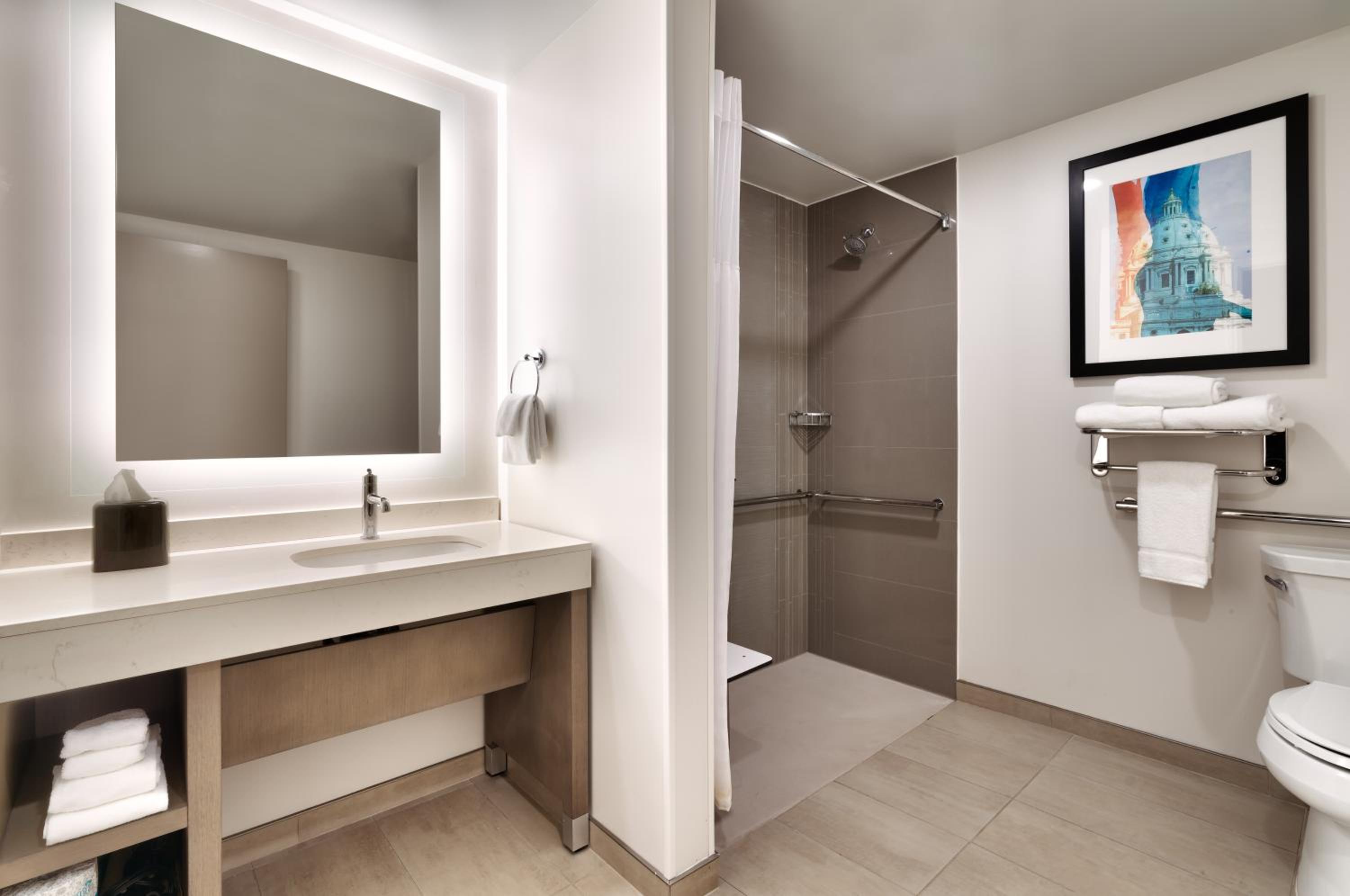 Den Queen Room with Two Queen Beds and Roll-in Shower - Disability Access - Photo 2