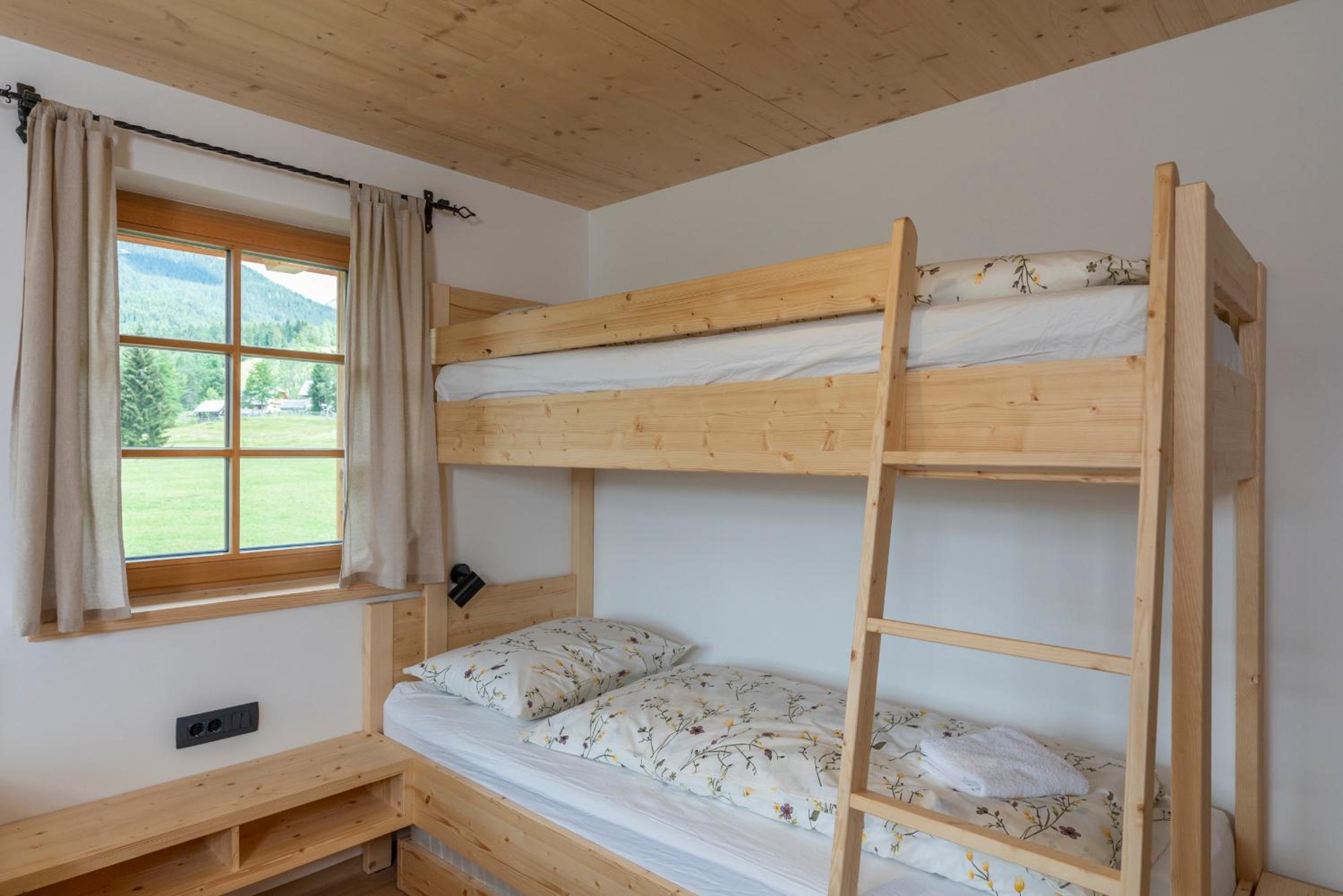 Quadruple Room with Private Bathroom - Photo 9