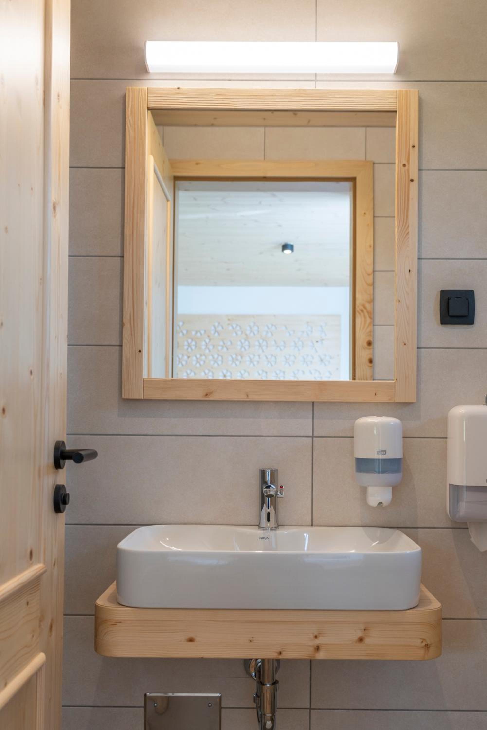 Quadruple Room with Private Bathroom - Photo 4