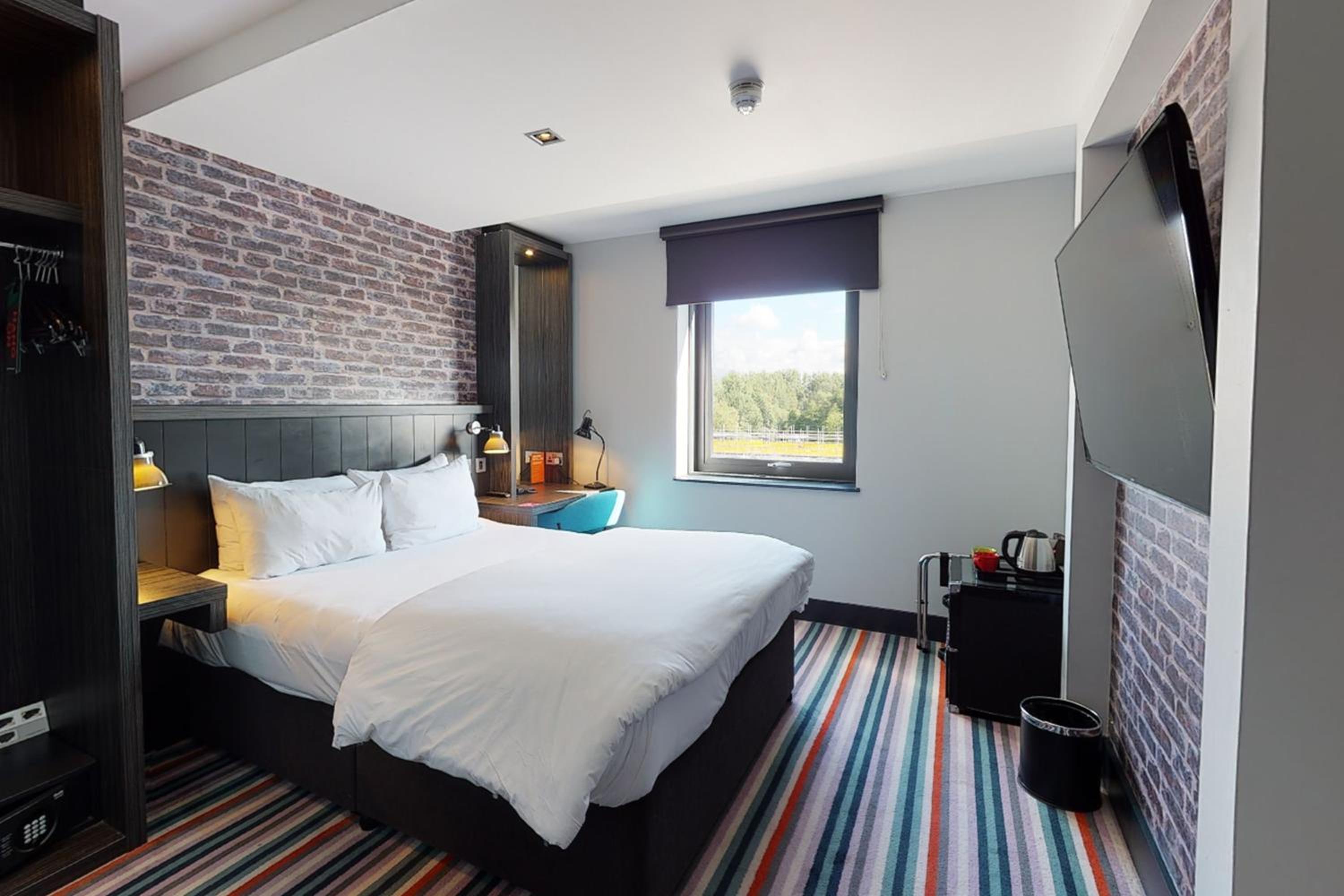 CLUB ROOM (FREE PARKING, GYM & POOL ACCESS) photo 3