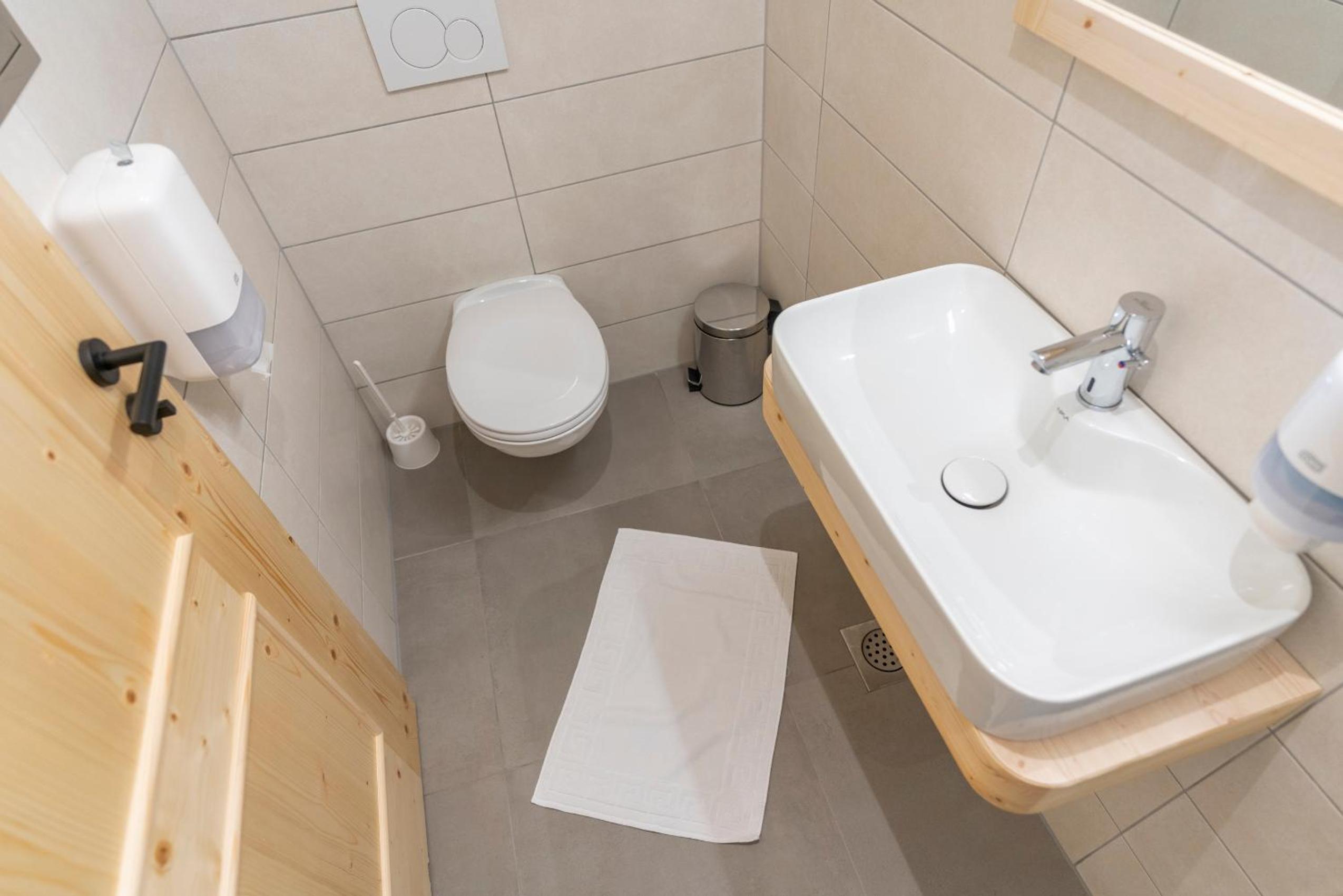 Quadruple Room with Private Bathroom - Photo 10