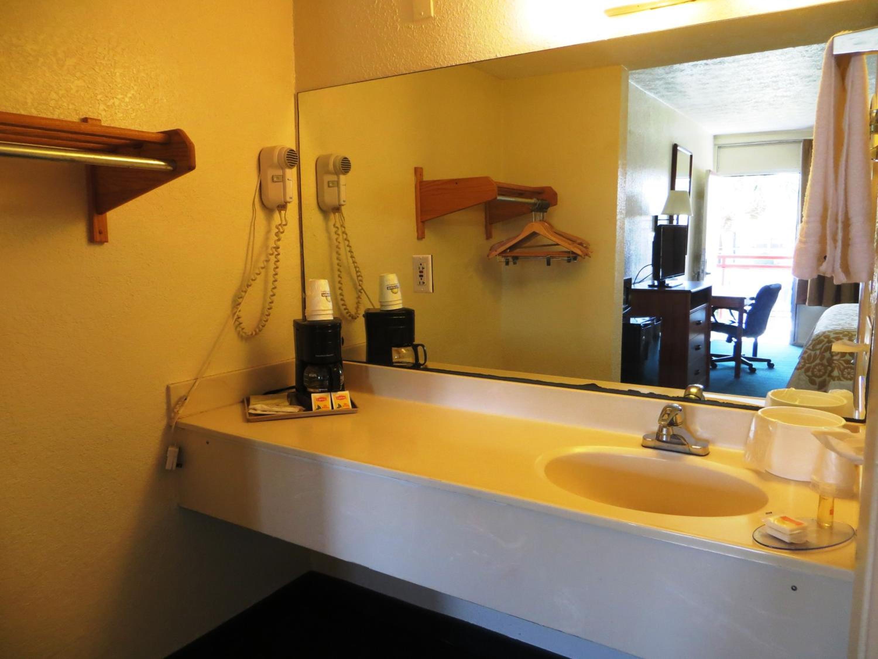 King Room - Non-Smoking photo 3