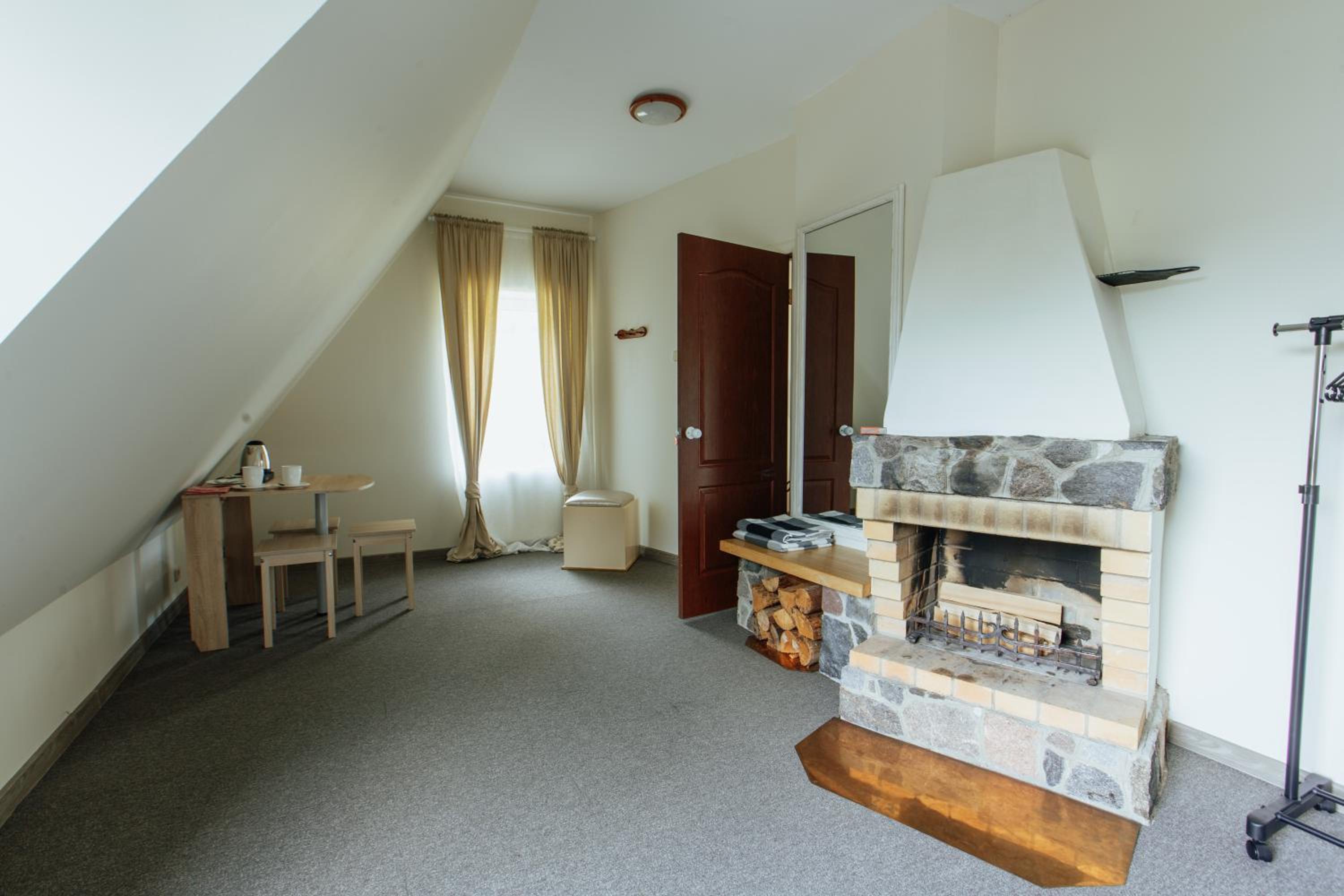 Large Double Room - Photo 5