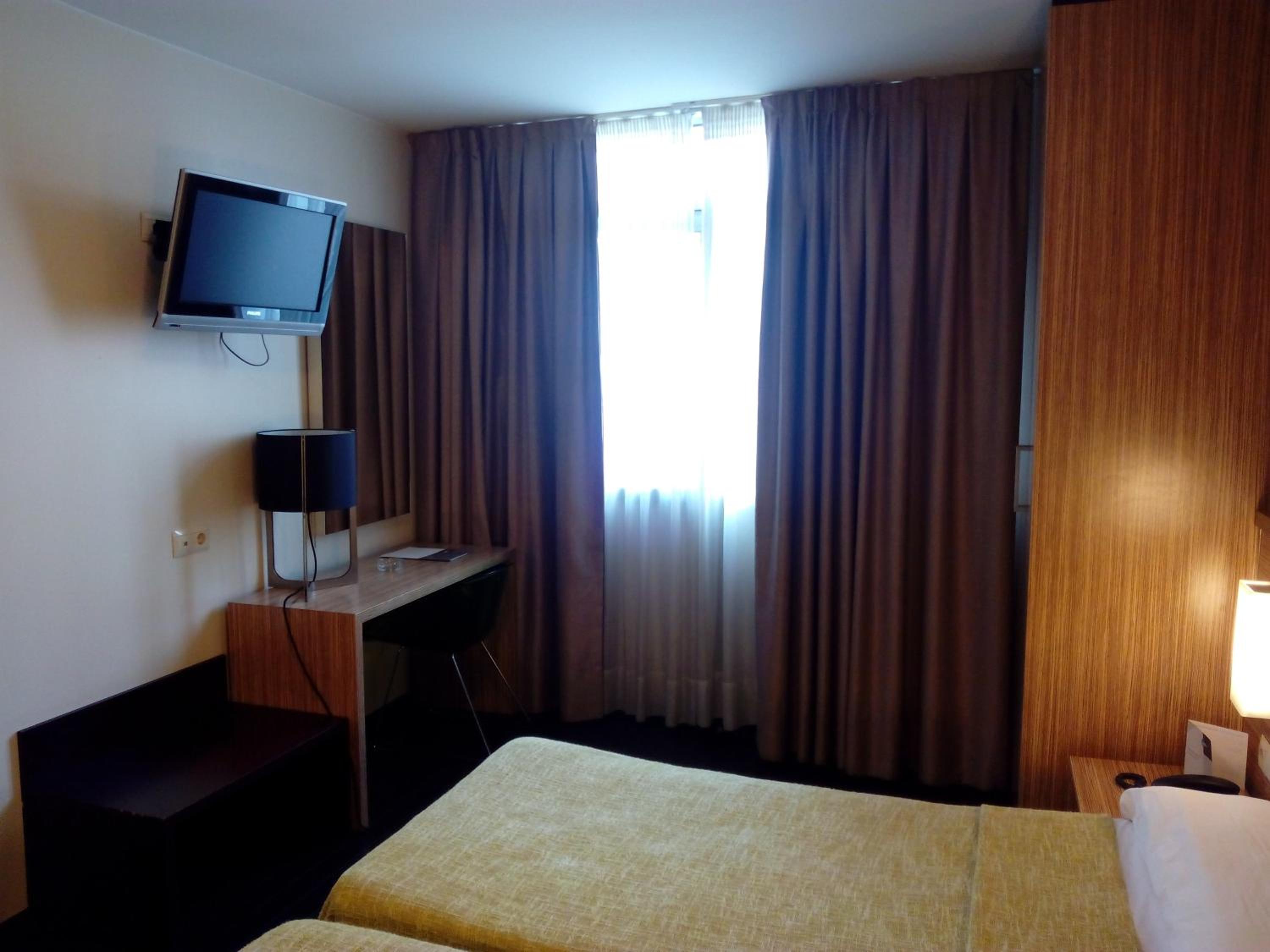 Double or Twin Room - Photo 8