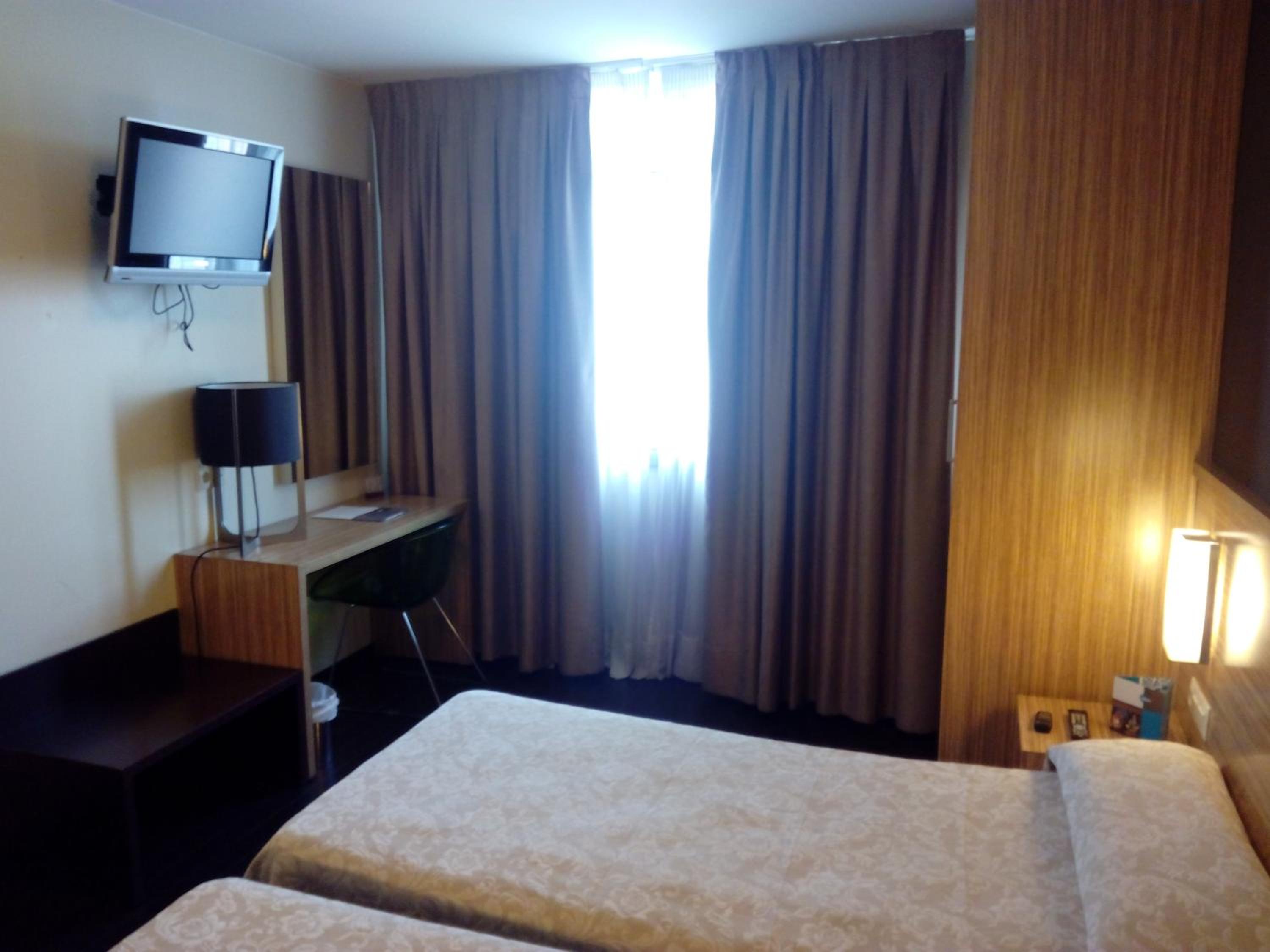 Double or Twin Room - Photo 10
