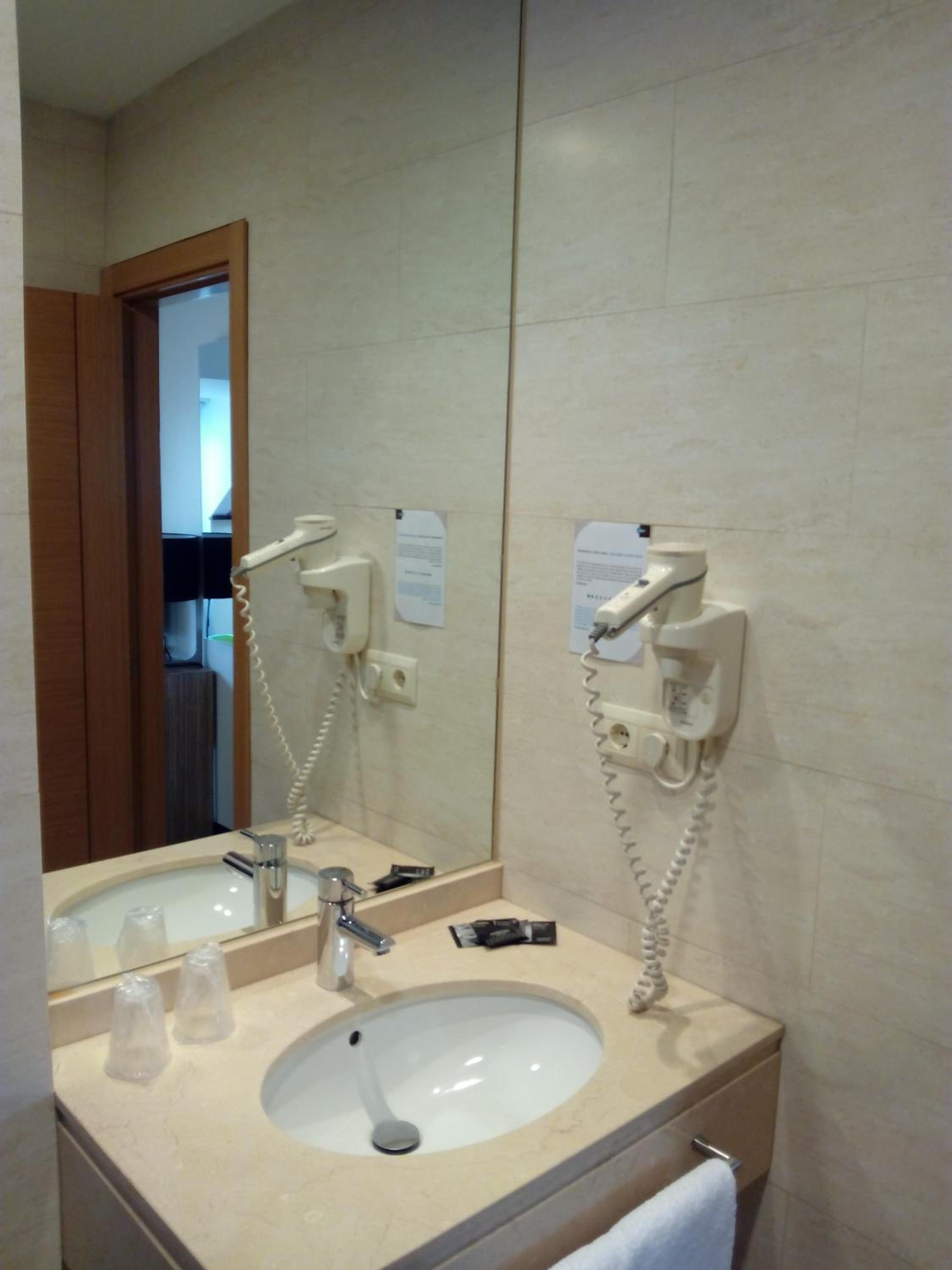 Double or Twin Room - Photo 13