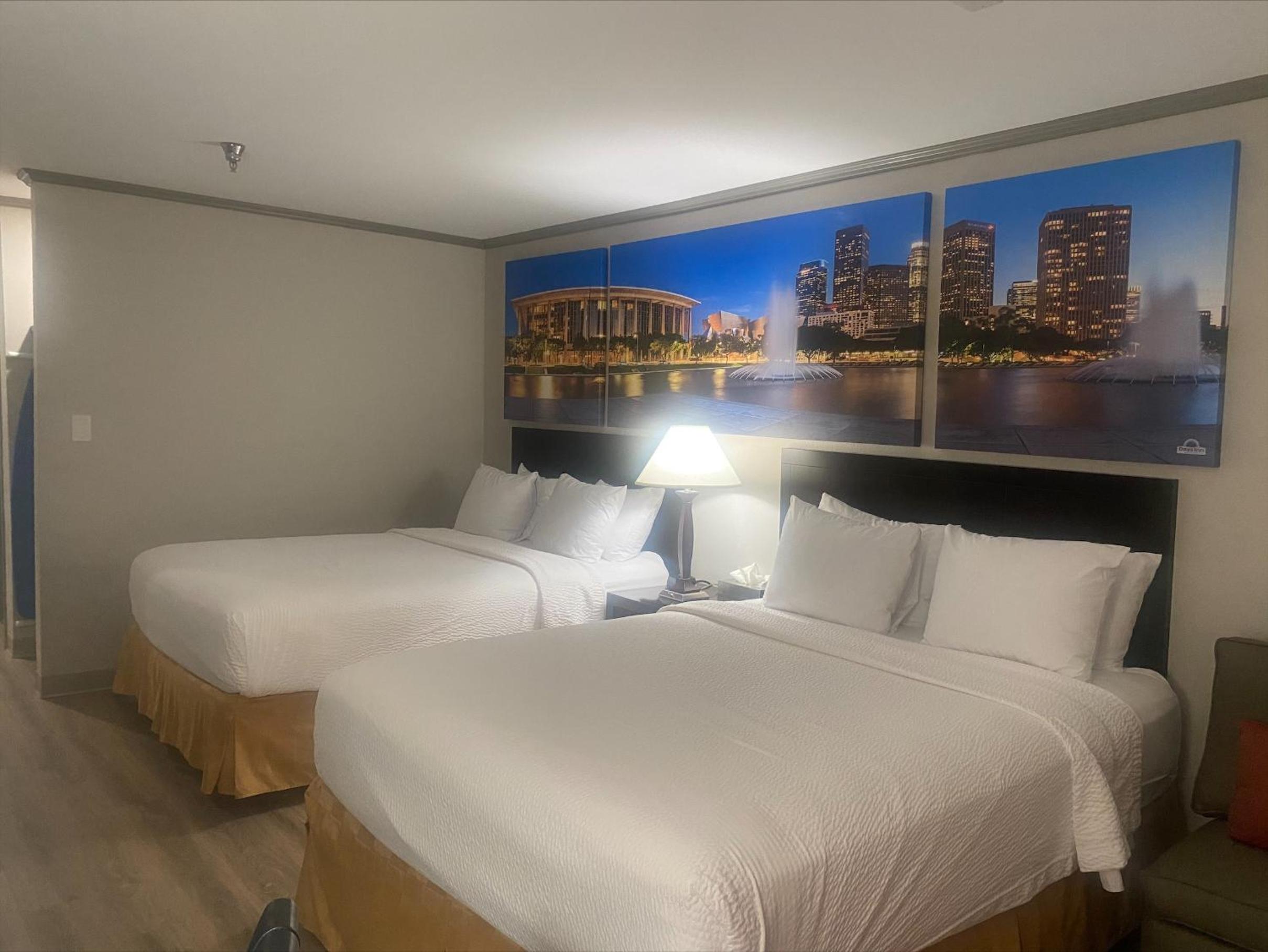 Queen Room with Two Queen Beds - Mobility Access/Non-Smoking photo 3