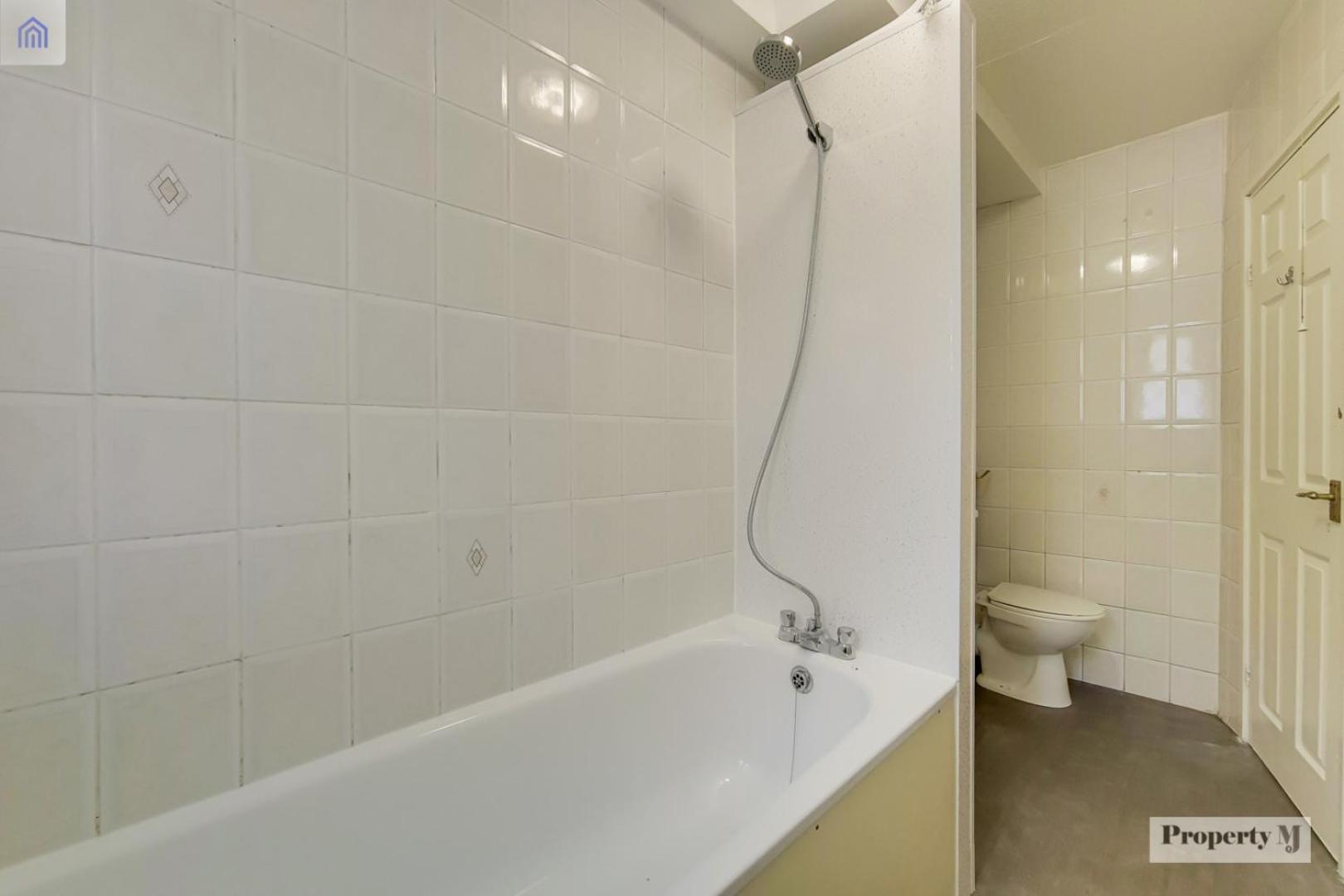 Single Room with Private Bathroom photo 3