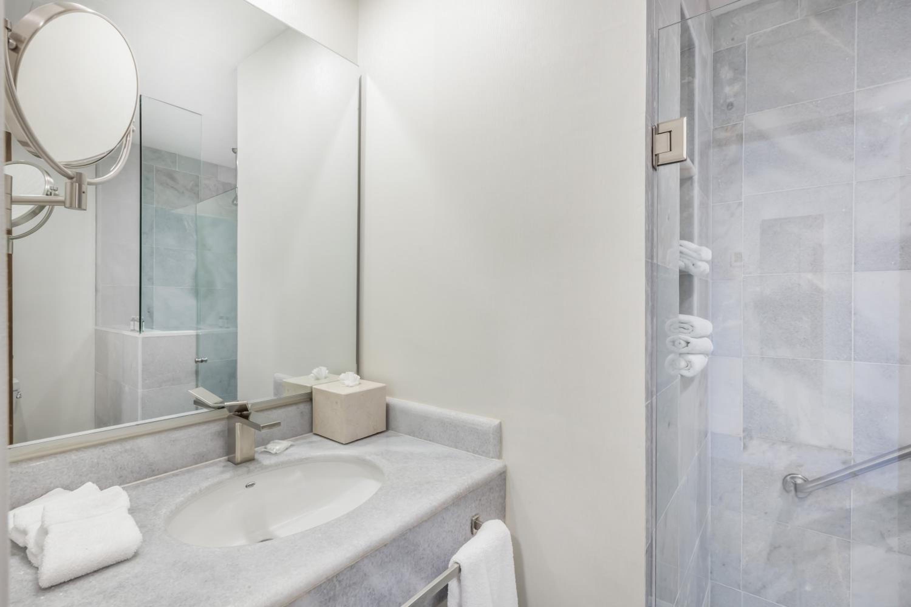 Executive Room 1 King - Photo 2