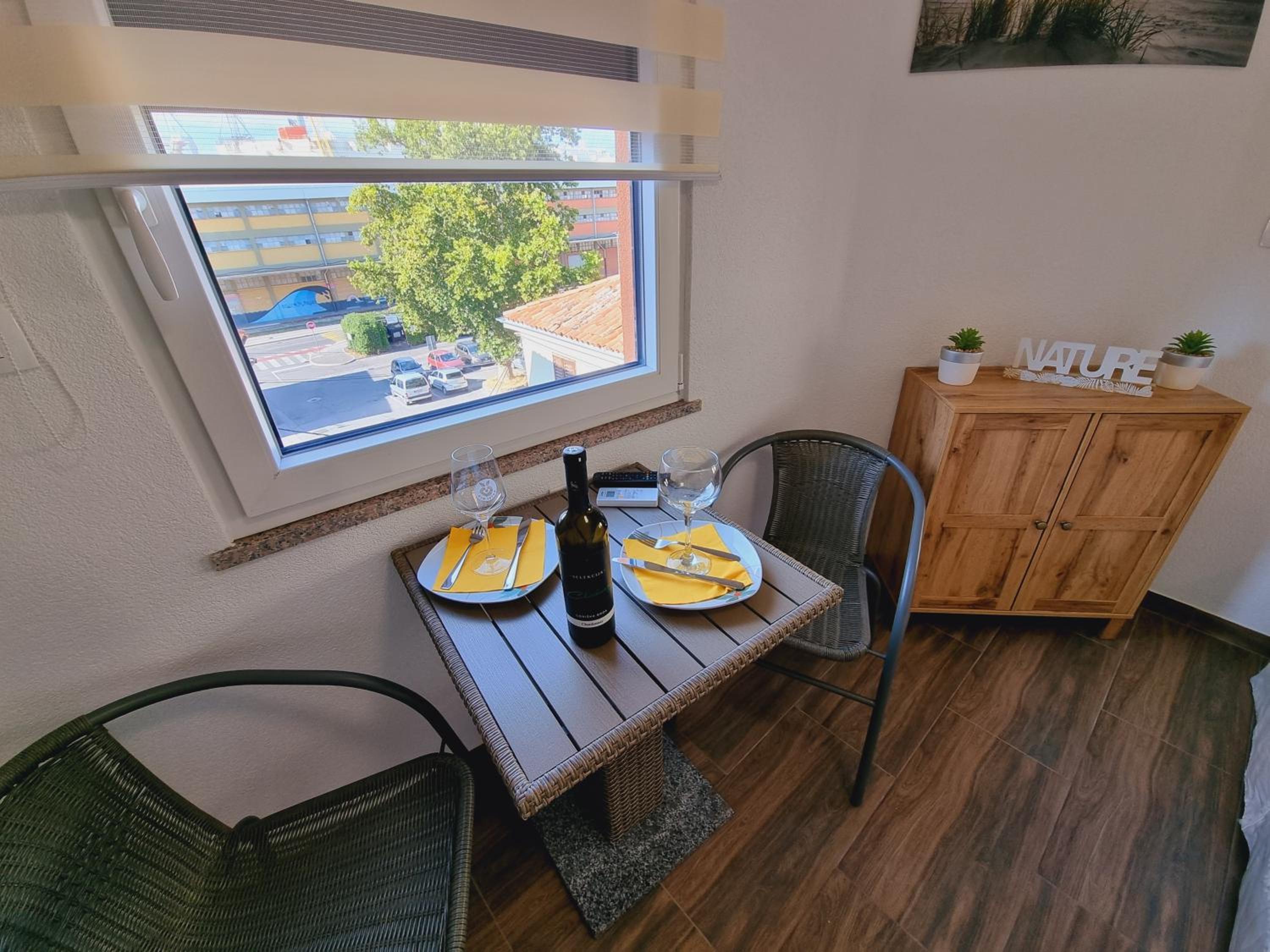 Large Double Room - Photo 3