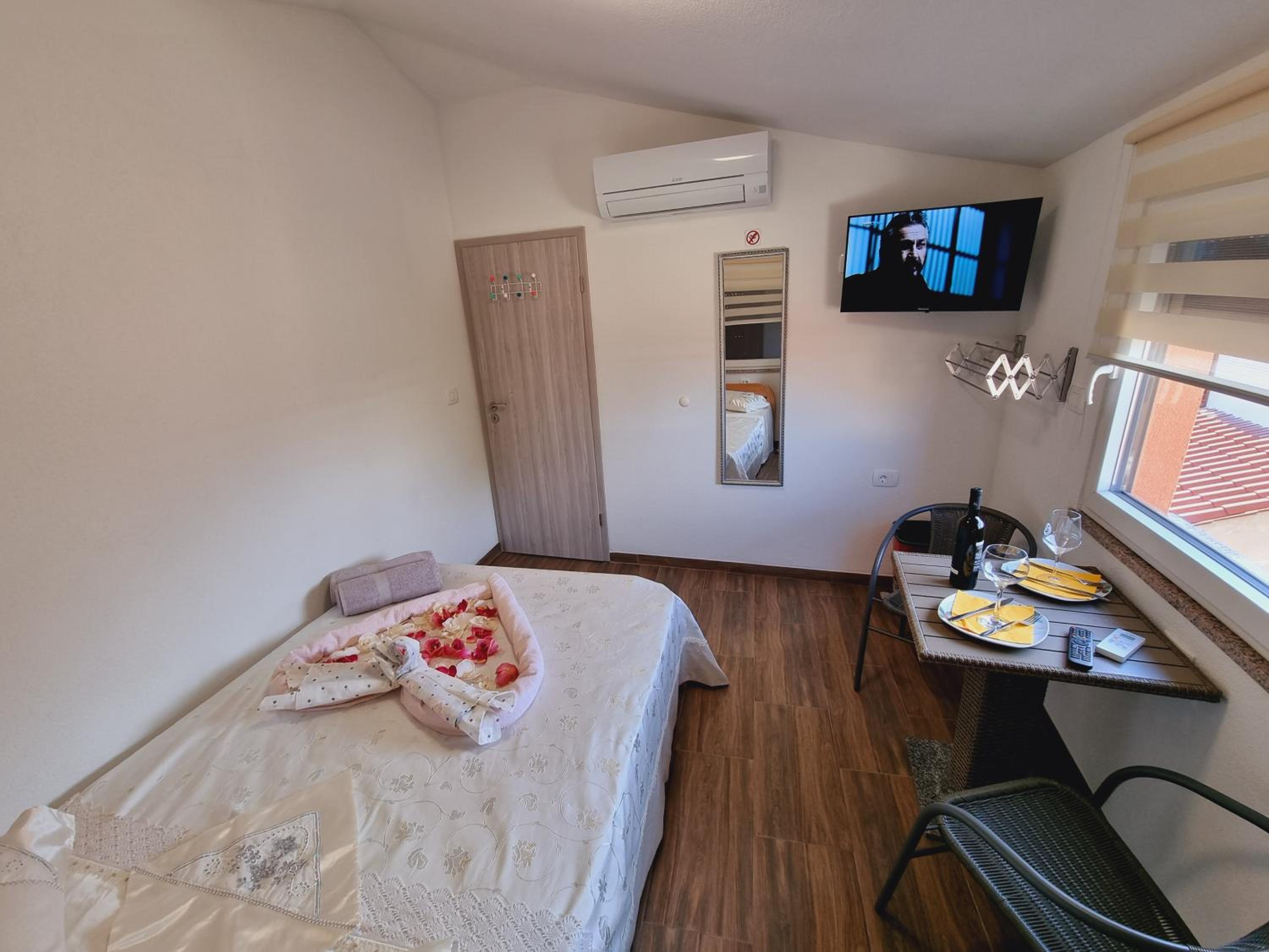 Large Double Room - Photo 1