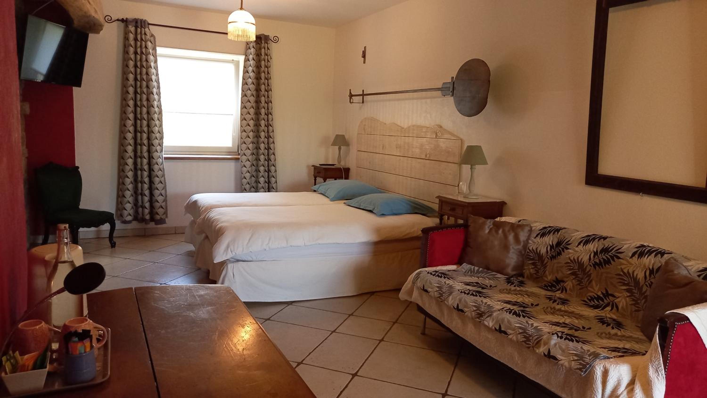 Double Room with Private Bathroom - Photo 3