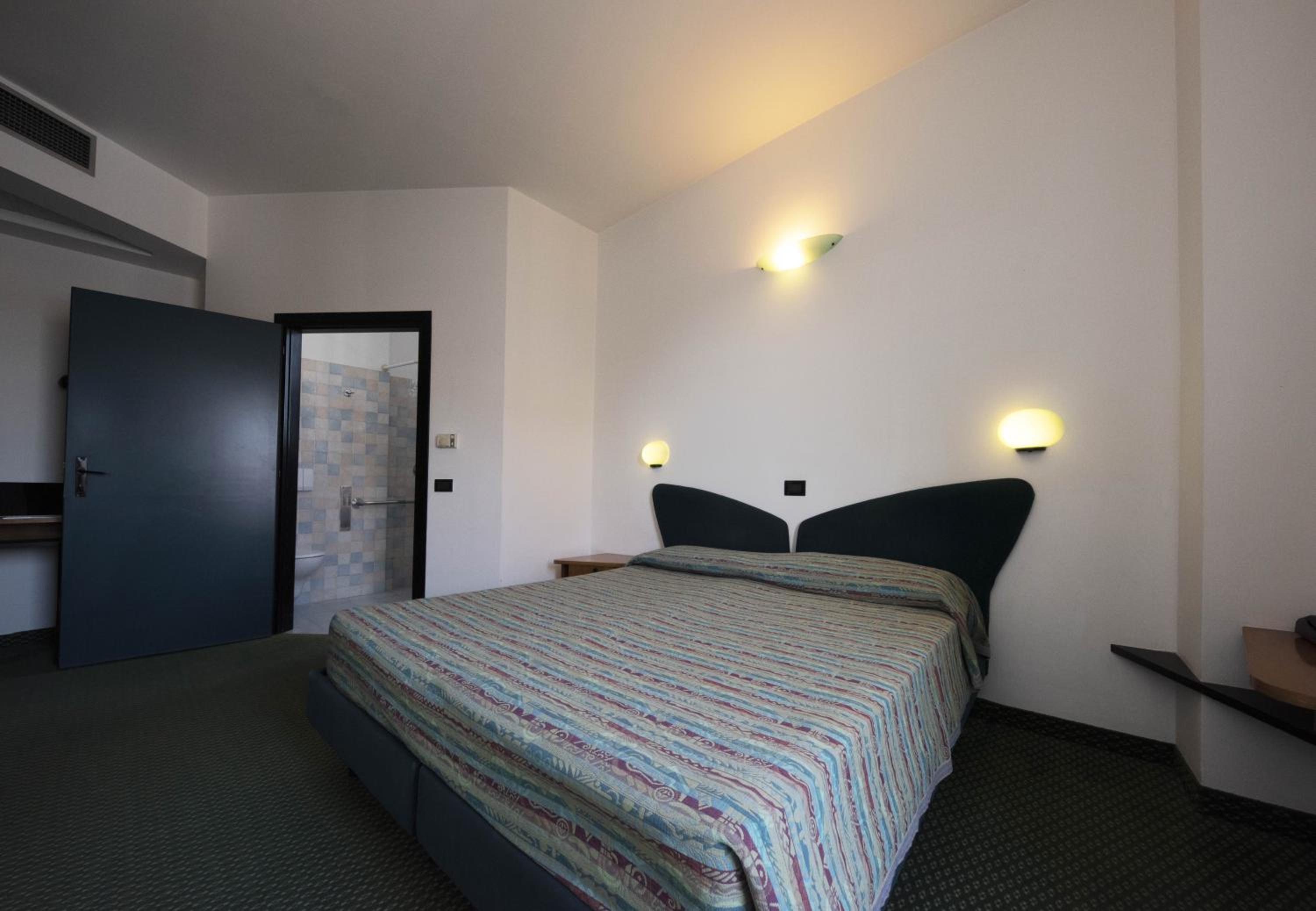 Double or Twin Room - Disability Access - Photo 13