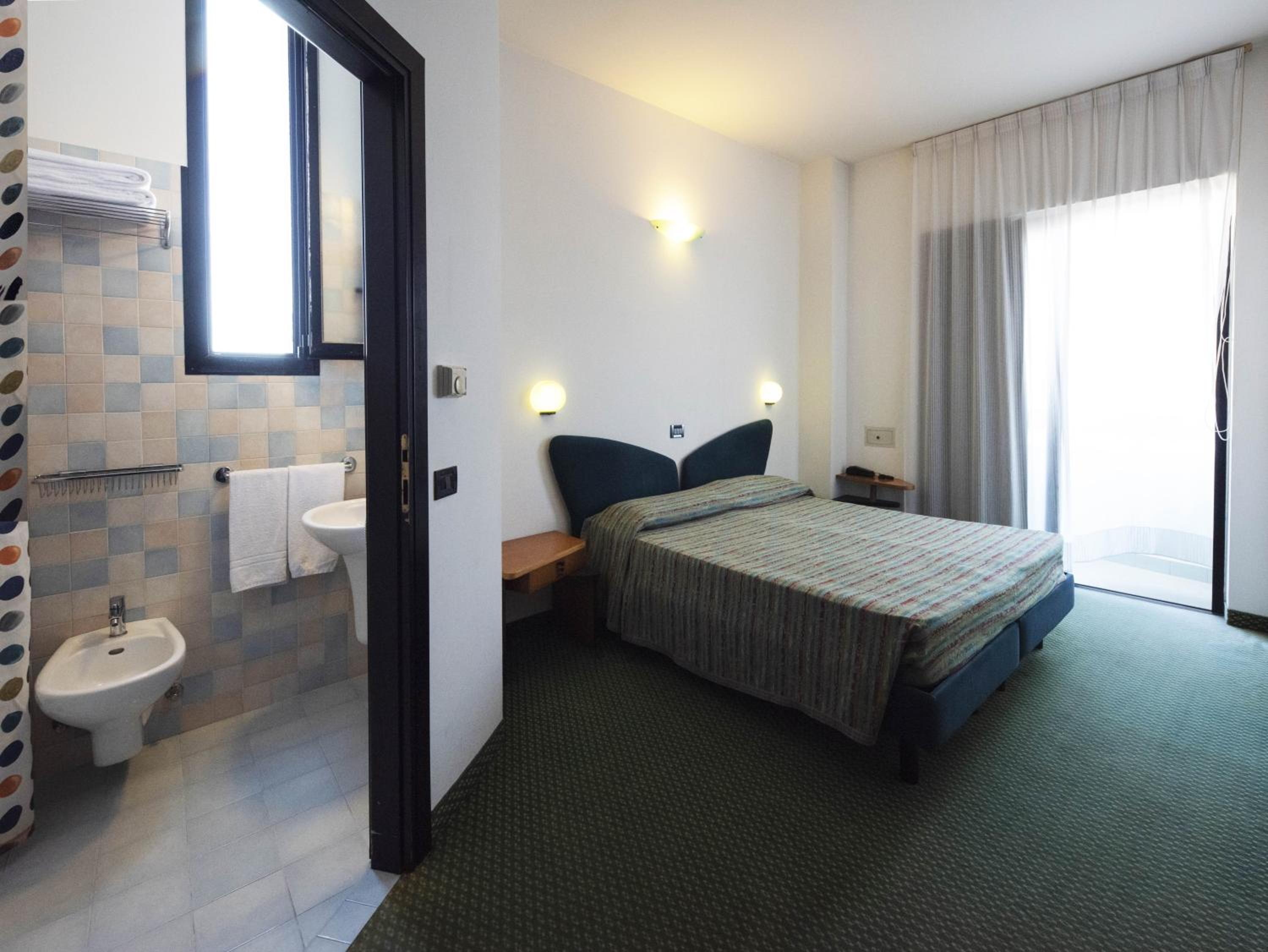 Double or Twin Room - Disability Access - Photo 12