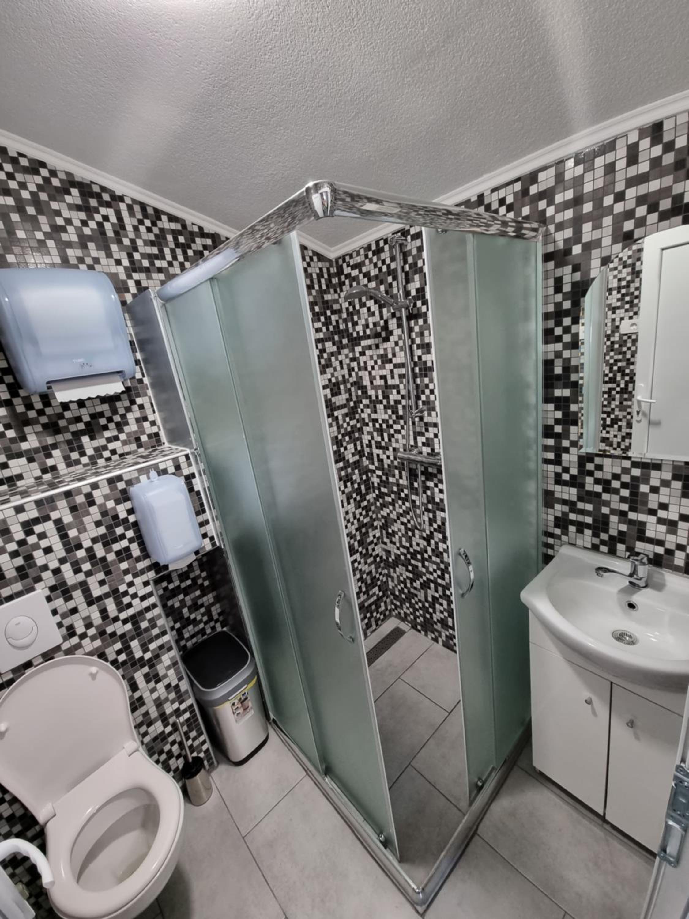 Large Double Room - Photo 6