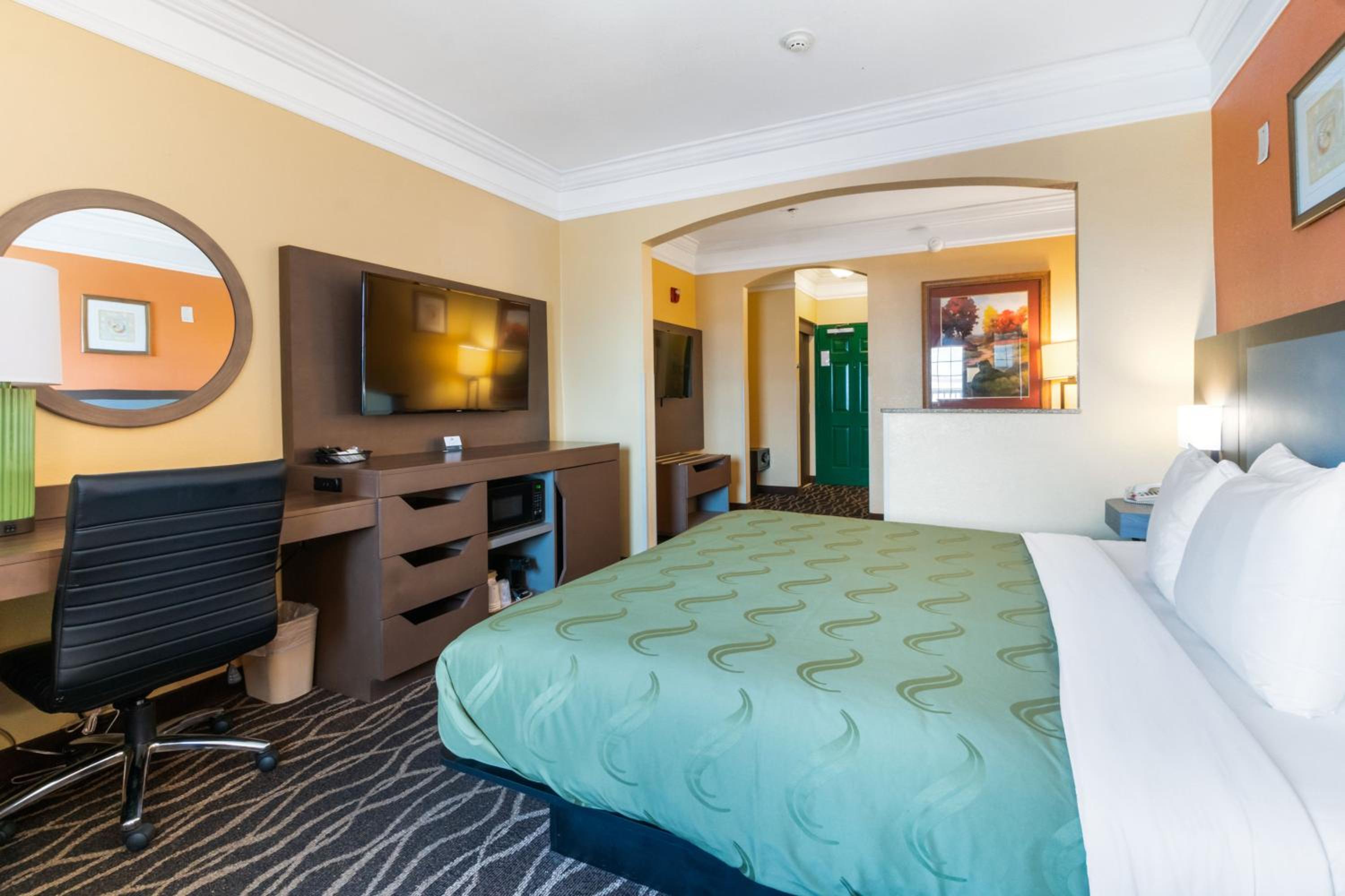 King Suite - Non-Smoking - Photo 5