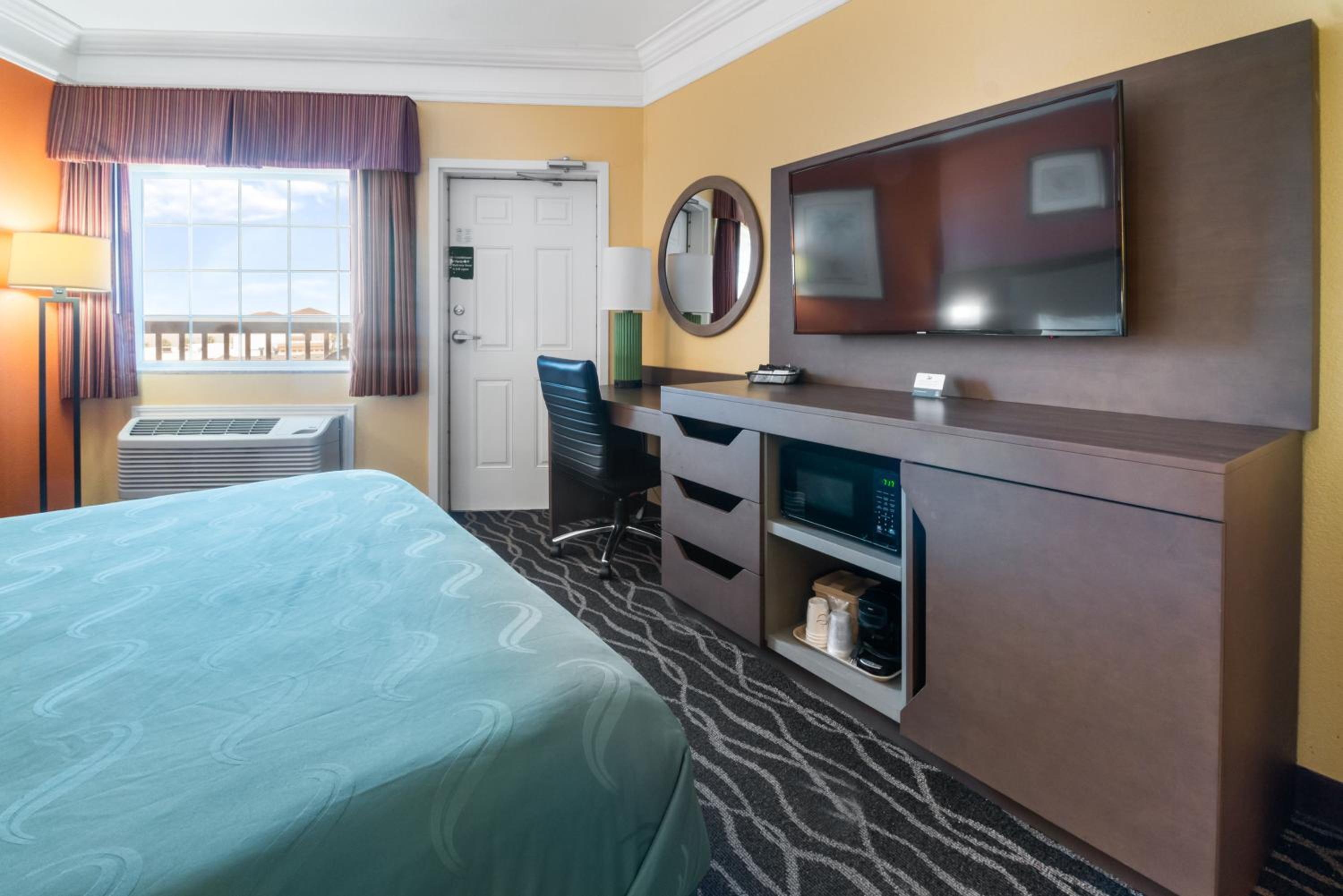 King Suite - Non-Smoking - Photo 12