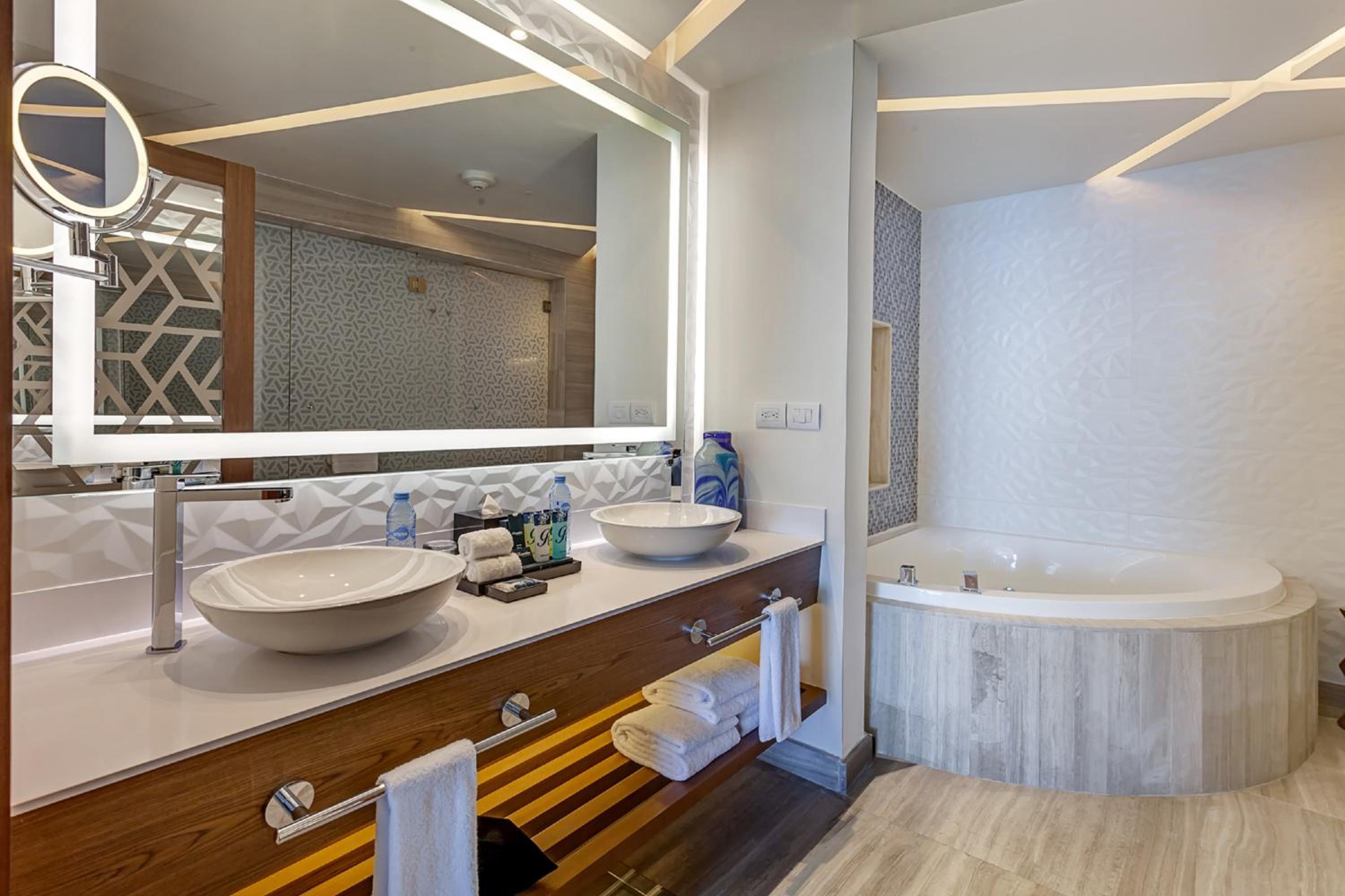 Luxury Chairman's Two Bedroom Suite Ocean Front Diamond Club - Photo 3