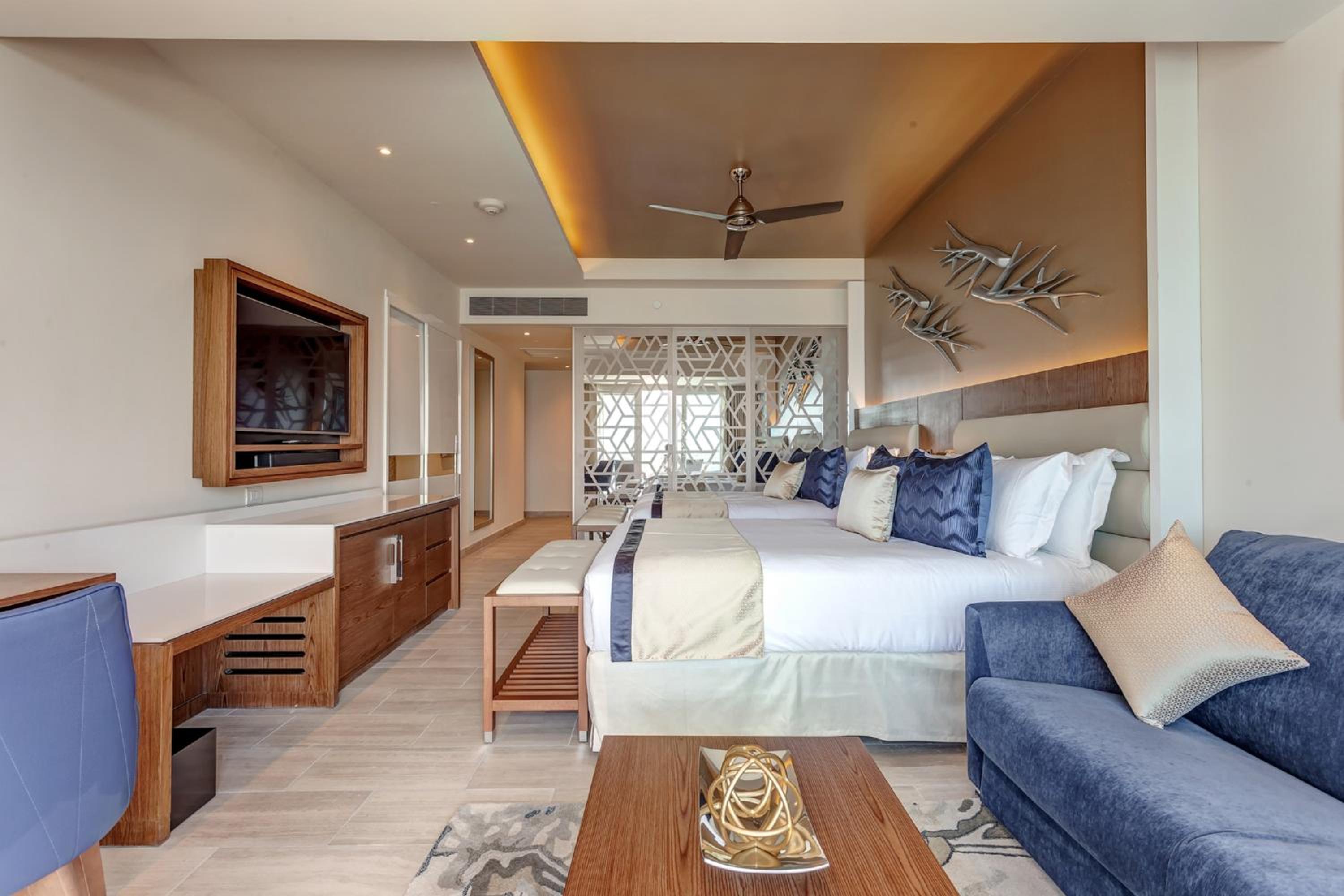 Luxury Presidential Two Bedroom Sunset View Suite Diamond Club thumbnail 5