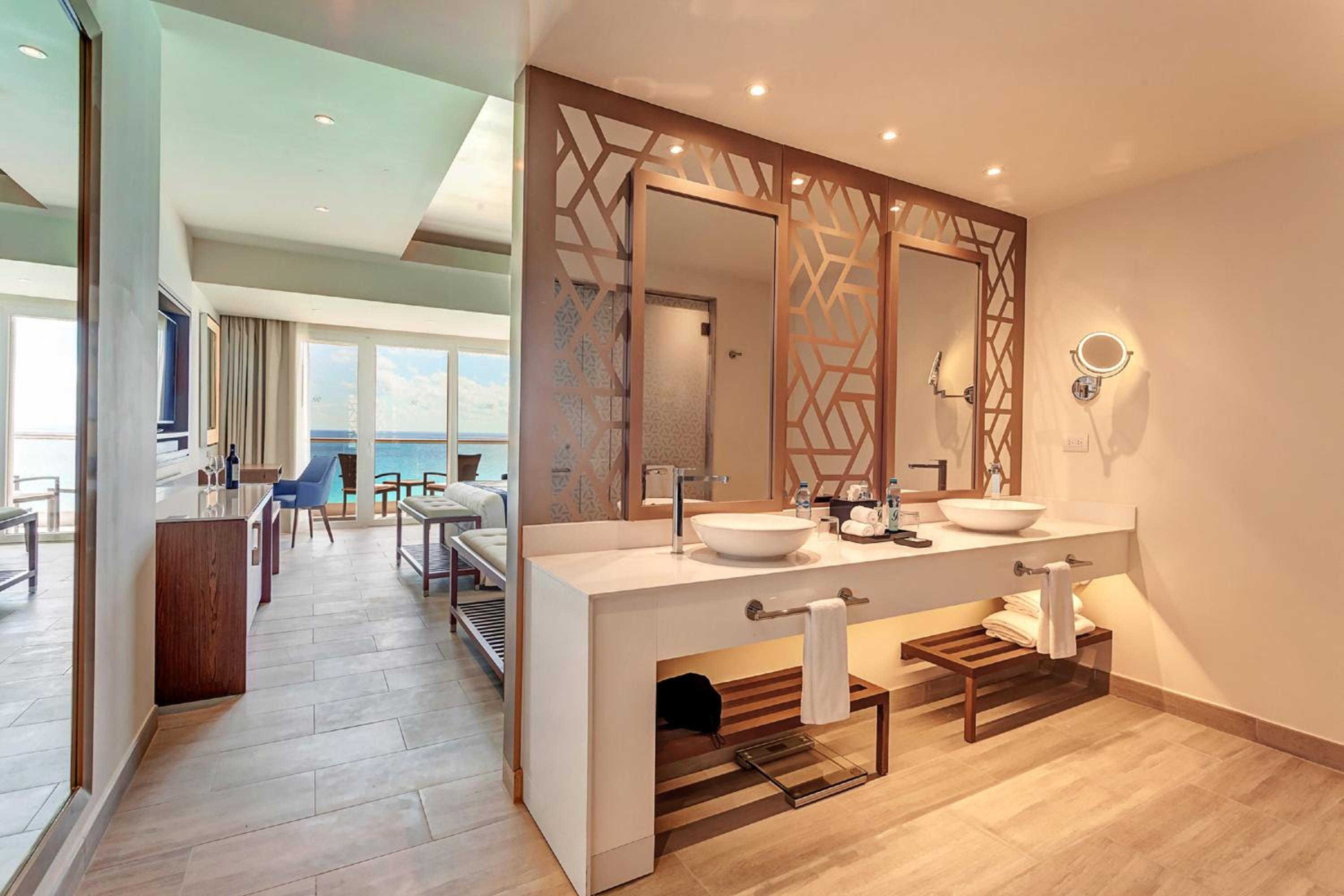 Luxury Junior Suite Ocean Front - Photo 15