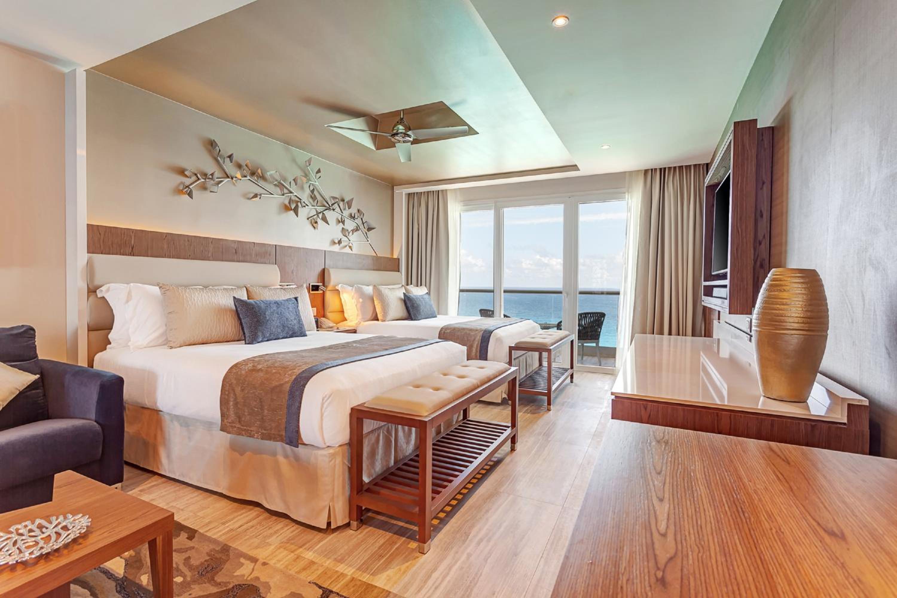 Luxury Chairman's Two Bedroom Suite Ocean Front Diamond Club - Photo 1