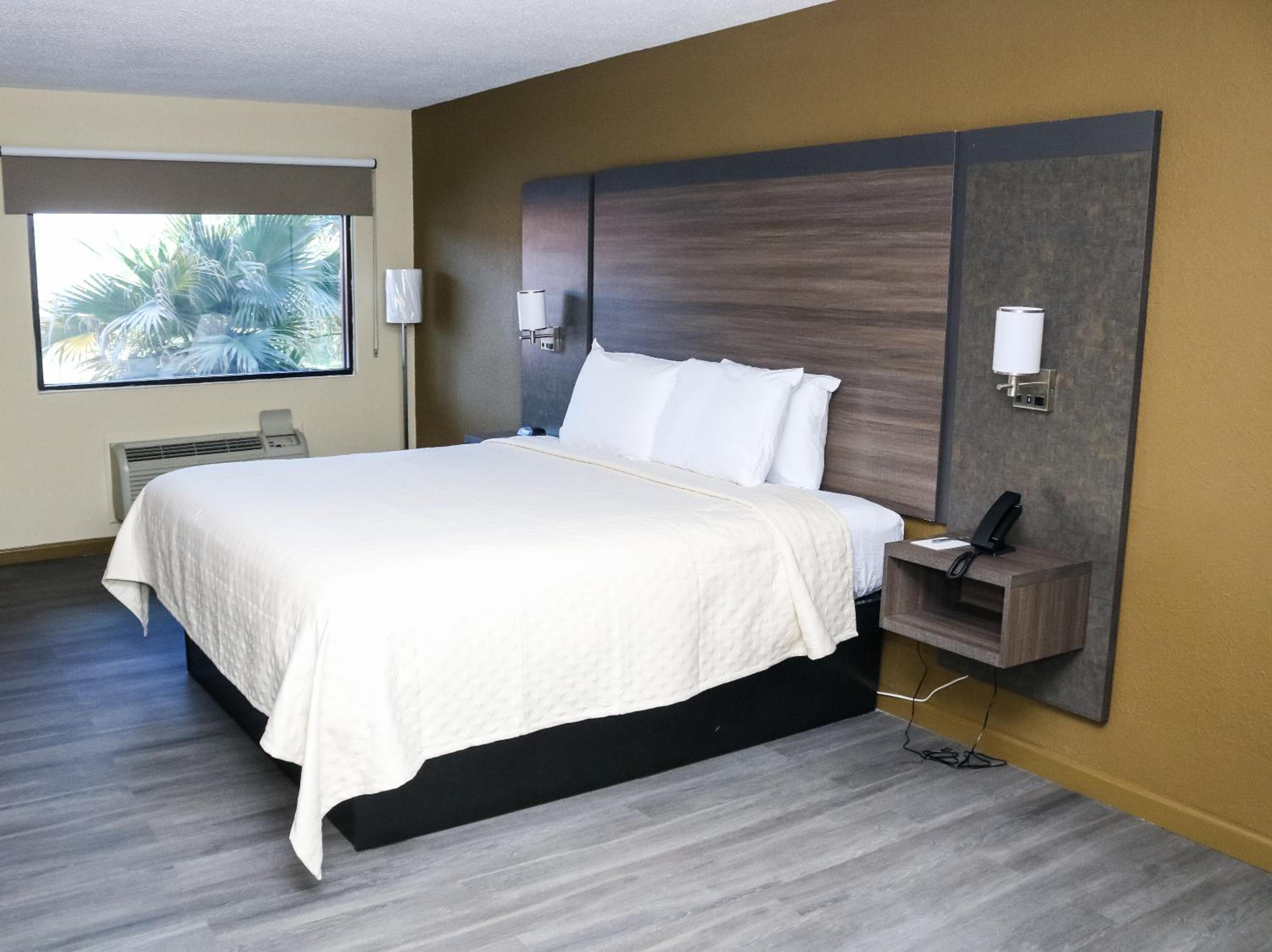 Standard King Room - Non Smoking - Photo 1